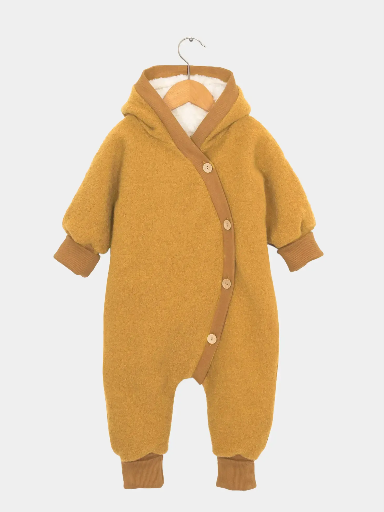 Winter Wollwalk Overall mit Teddyfutter - Honig: Ein langärmeliger, einteiliger Jumpsuit mit Kapuze, Holzknöpfen und weichen Bündchen, gefertigt aus Wollwalk und gefüttert mit kuscheligem Bio-Baumwollplüsch.