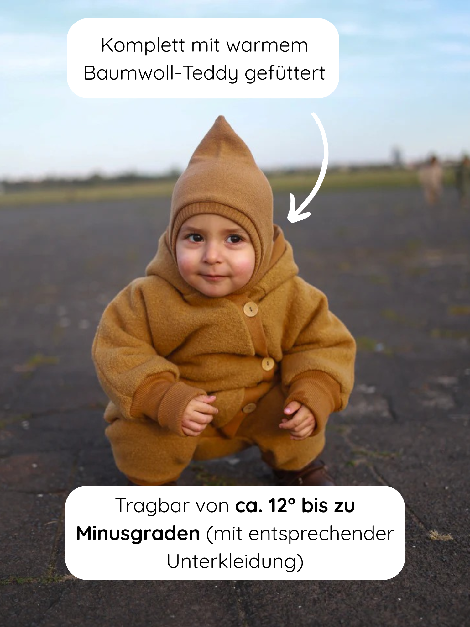 Kleinkind in Winter Wollwalk Overall mit Teddyfutter - Honig, einem einteiligen Anzug mit Kapuze und großen Knöpfen, aus Bio-Baumwolle, perfekt für kalte Temperaturen.