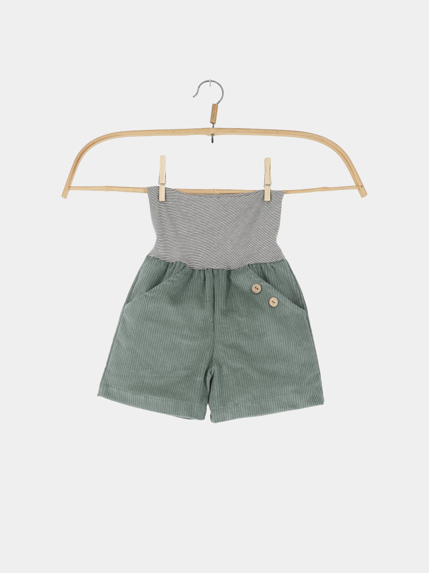 Ein strapazierfähiger, einteiliger Kinderromper, genannt Kurze Buxe Breitcord - Aqua, mit grauweiß gestreiftem Oberteil und grüner Cordhose, verziert mit zwei hölzernen Knöpfen an der Vorderseite.