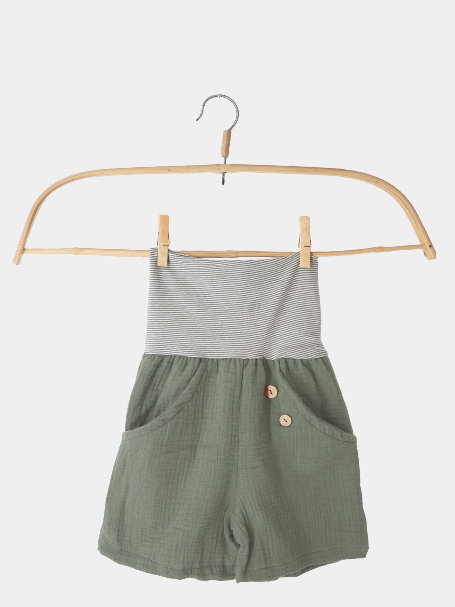 Kurze Buxe Musselin - Eukalyptus, eine bequeme Sommerhose mit elastischem Ringelbündchen, gefertigt aus luftigem 100% Baumwoll-Musselin. Nachhaltig in Berlin genäht, ideal für warme Tage.