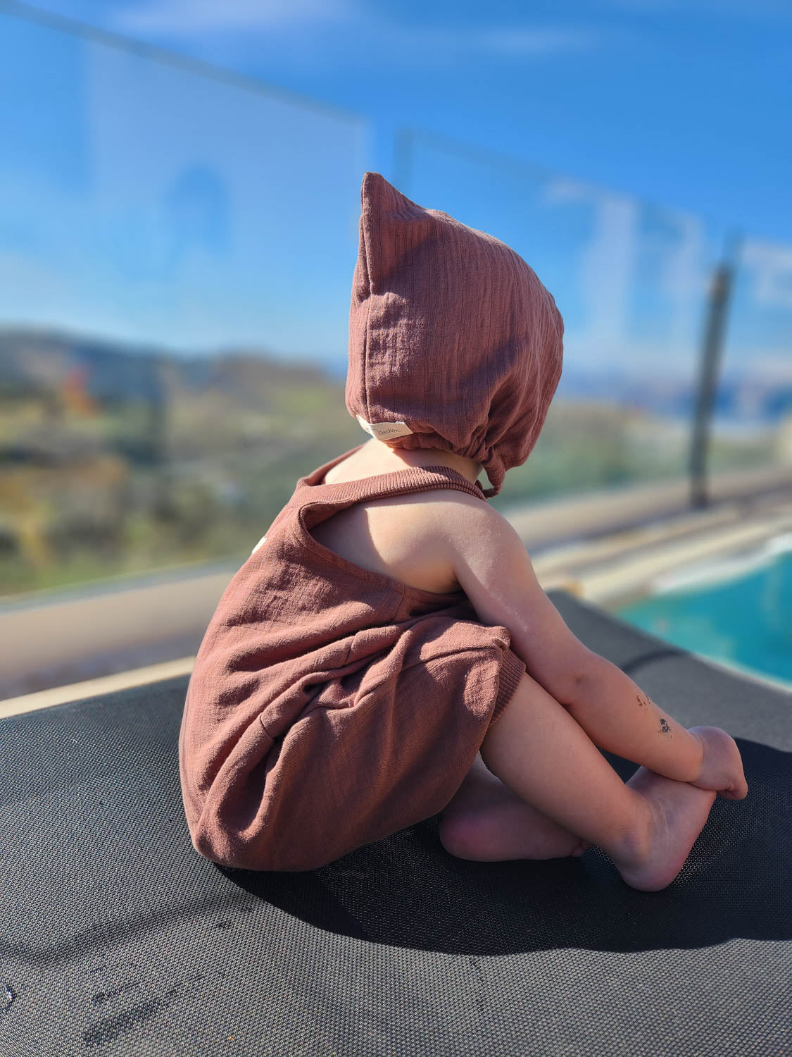 Kurze Schlupflatzhose Bio-Musselin - Zimt: Handgenähter Sommer-Einteiler aus leichtem Bio-Musselin, bequem für Kinder, ideal für aktive Tage. Perfekte Passform und Bewegungsfreiheit, ein Berliner Klassiker.