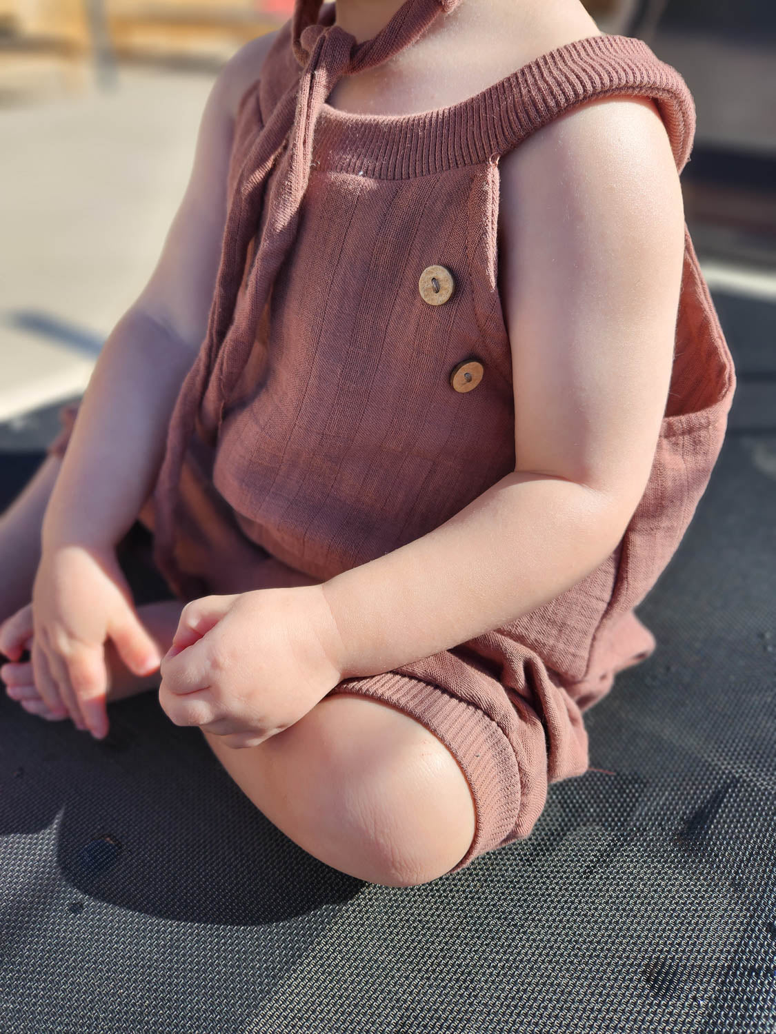 Kurze Schlupflatzhose Bio-Musselin - Zimt, ein handgenähter Sommer-Romper aus Berlin, bietet bequemen Tragekomfort und Bewegungsfreiheit für Kinder. Ideal für unkompliziertes Anziehen und sommerliche Aktivitäten.