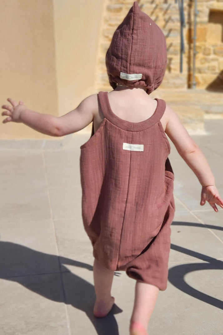 Kurze Schlupflatzhose Bio-Musselin - Zimt: Handgenähter Sommer-Romper aus Bio-Musselin, ideal für Kinder. Praktischer Einteiler, der bequem Bewegungen mitmacht, perfekt für sommerliche Abenteuer.