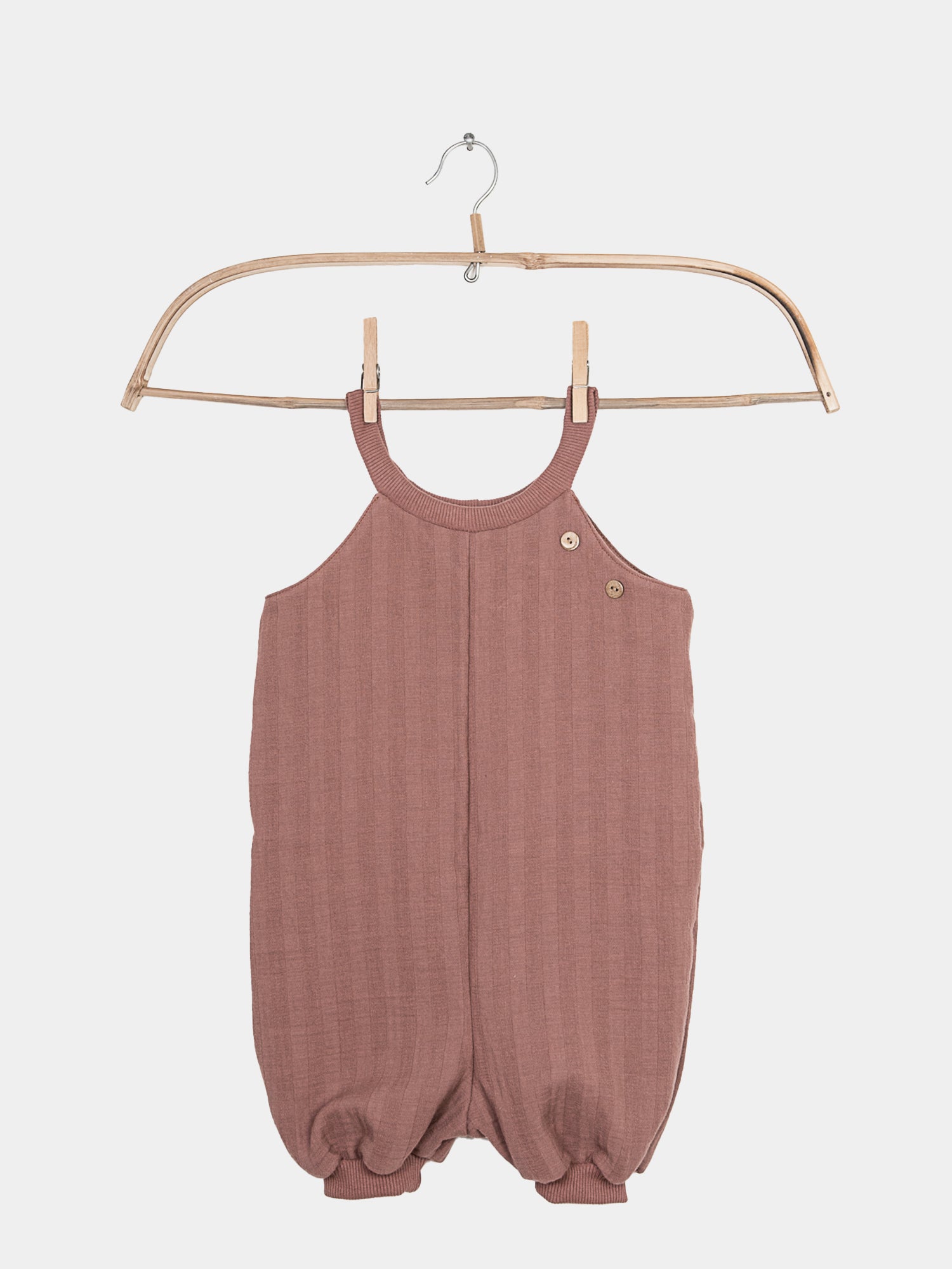Kurze Schlupflatzhose Bio-Musselin - Zimt: Handgenähter Sommer-Einteiler aus weichem Musselin, bequem und bewegungsfreundlich, ideal für Kinder. Perfekt für warme Tage, einfach an- und auszuziehen.