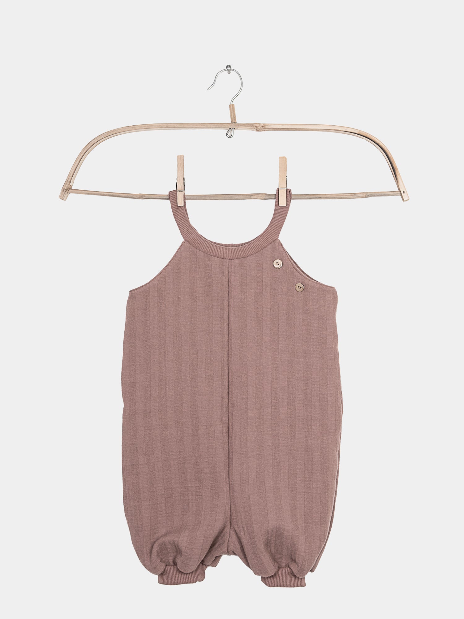 Kurze Schlupflatzhose Bio-Musselin - Puder, ein handgenähter Sommer-Einteiler aus Berlin. Bequemer, leichter Musselin-Stoff, ideal für spielerische Bewegungen, einfach anzuziehen und perfekt für Kinder im Sommer.