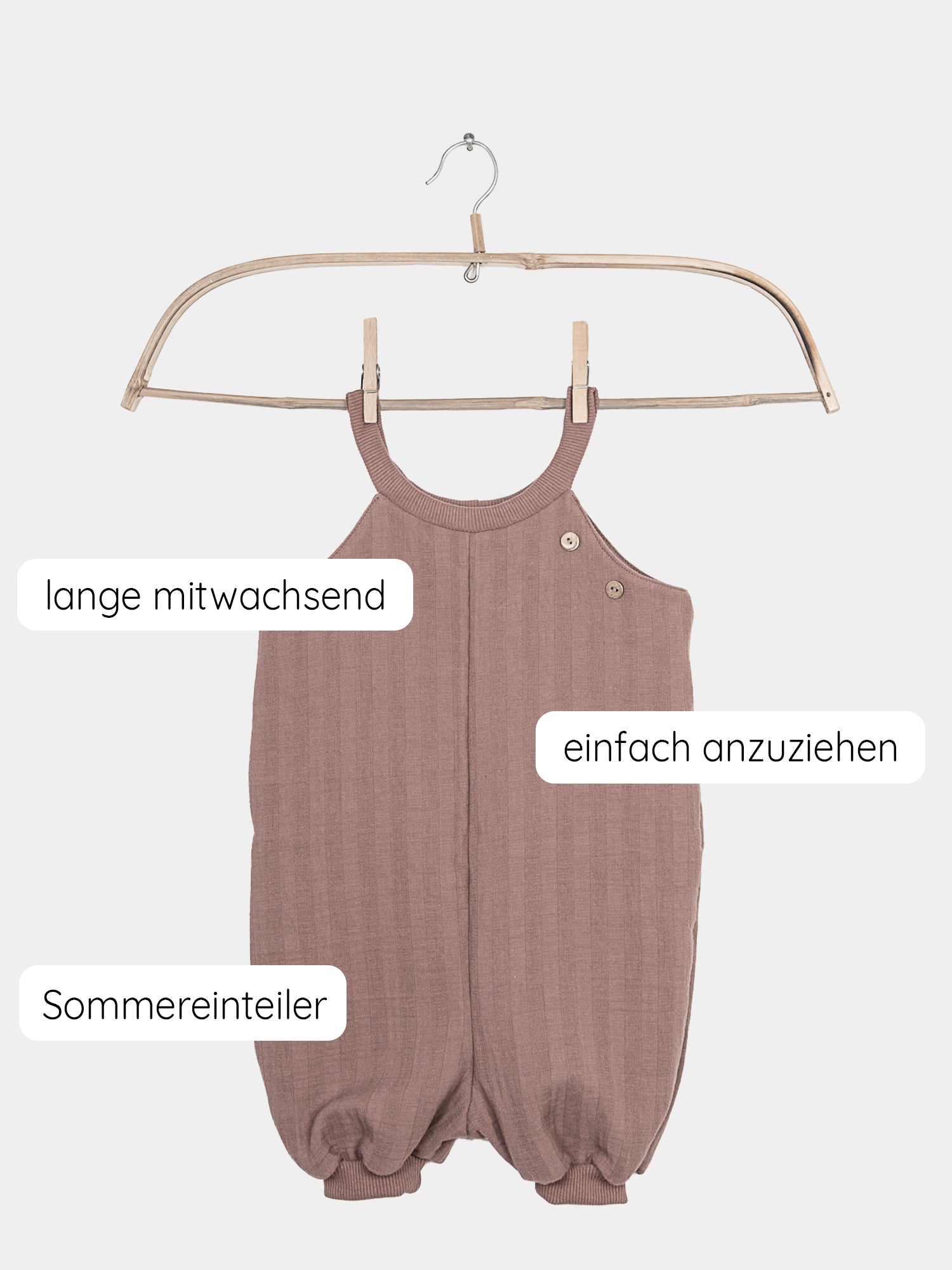 Kurze Schlupflatzhose Bio-Musselin - Puder: Ein handgenähter Sommer-Einteiler aus weichem Bio-Musselin, der Bewegungsfreiheit bietet. Ideal für Kinder, einfach anzuziehen, ein klassisches Design aus Berlin.