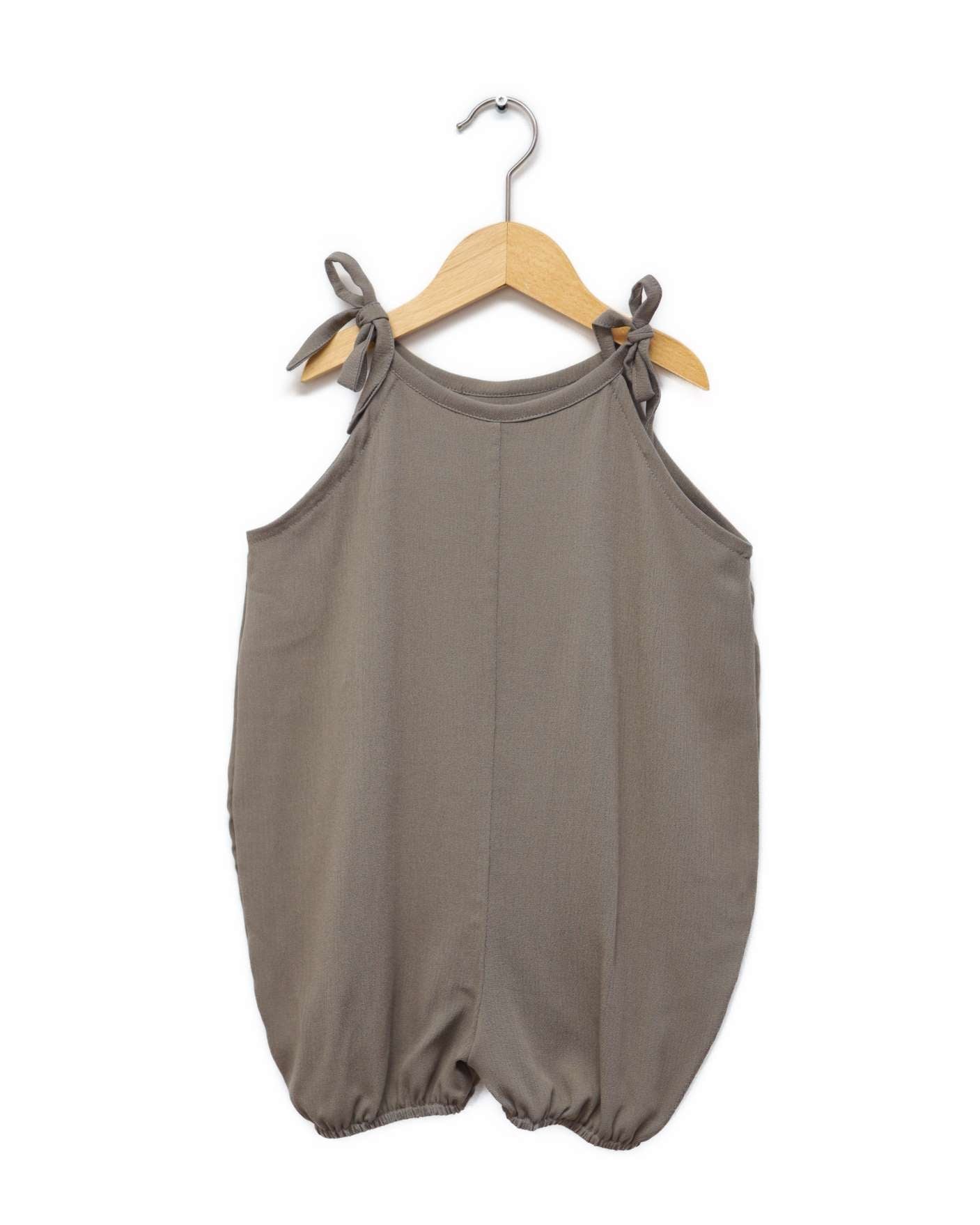 Kurze Latzhose zum Binden Viskose Maus Gr 0M, in perfektem Zustand, mit verstellbaren Trägern und feiner Verarbeitung, ideal für Neugeborene.