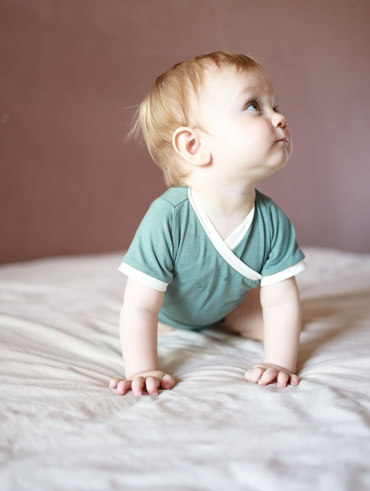 Kurzarm Loopbody Bambusviskose - Türkis: Weicher, elastischer Babybody ohne Knöpfe, ideal für den Sommer. Der Loop umgibt sanft den Bauch, bleibt in Position, erleichtert An- und Ausziehen.