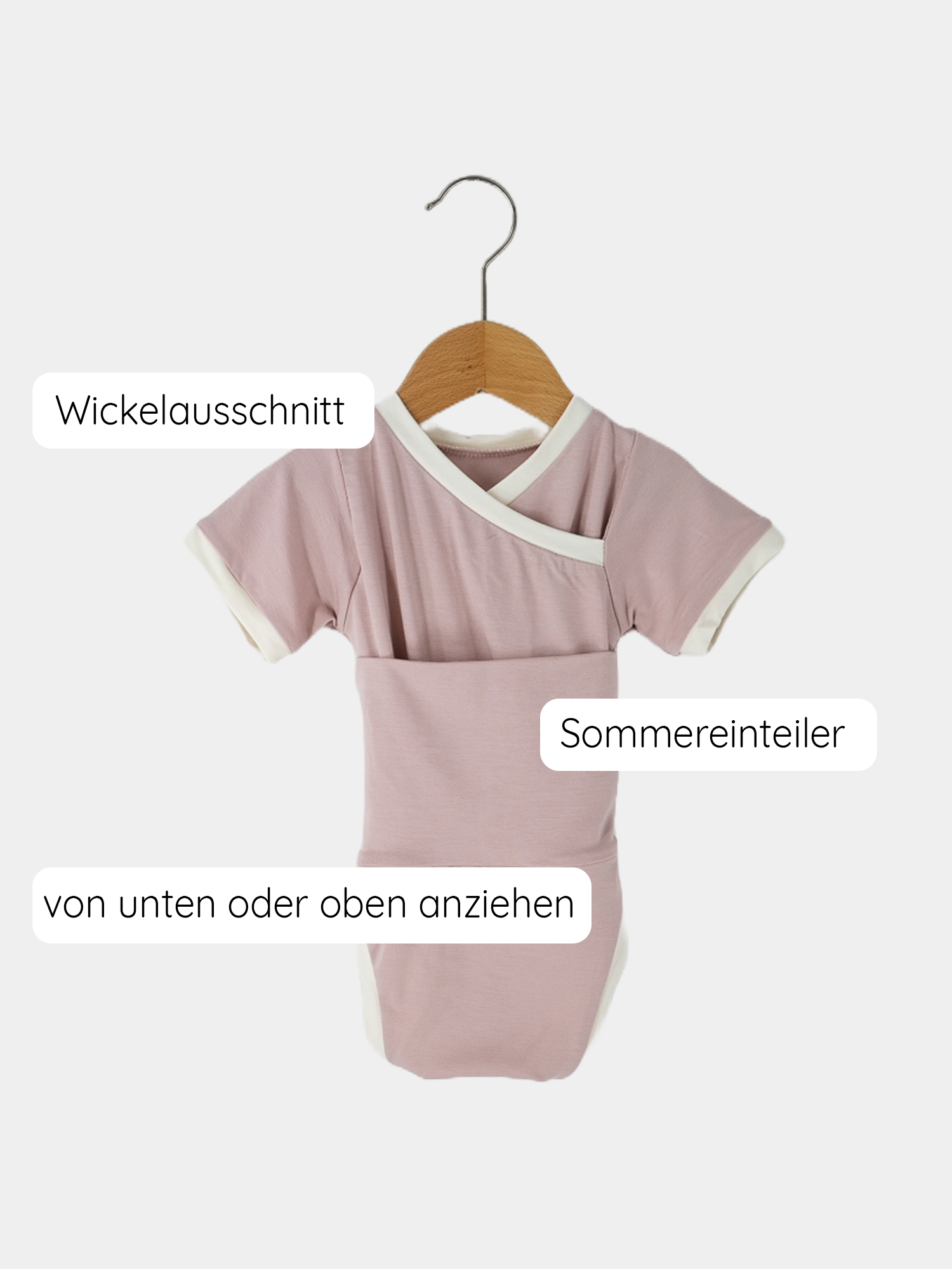 Kurzarm Loopbody Bambusviskose - Rosé auf einem Holzkleiderbügel. Der Body ist aus weichem, elastischem Material, ohne Knöpfe, ideal für den Sommer, bietet Komfort und schnelles An- und Ausziehen.