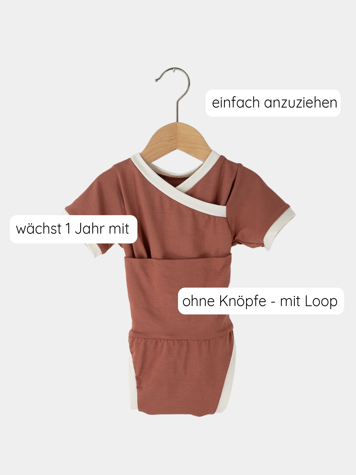 Kurzarm Loopbody Bambusviskose - Pfirsich auf einem Holzschaukelstuhl; der Body hat kurze Ärmel, zeigt texturiertes Design und keinen sichtbaren Knopfverschluss, ideal für Sommeraktivitäten.