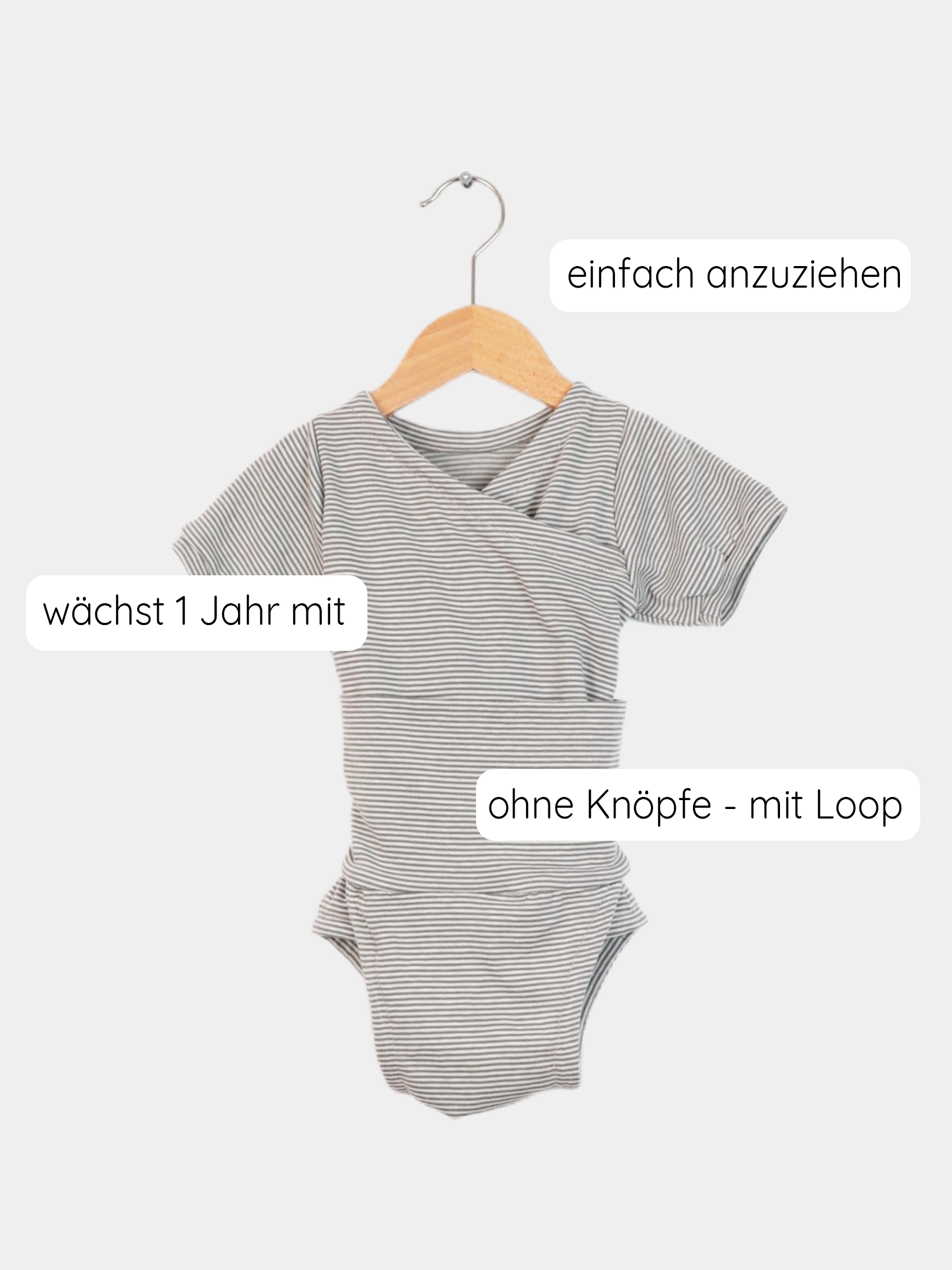 Ein Loopbody Kurzarm Bio-Baumwolle - Ringel Maus auf einem Holzbügel, ohne Knöpfe und mit praktischem Loopverschluss, der mitwächst und einfach anzuziehen ist.