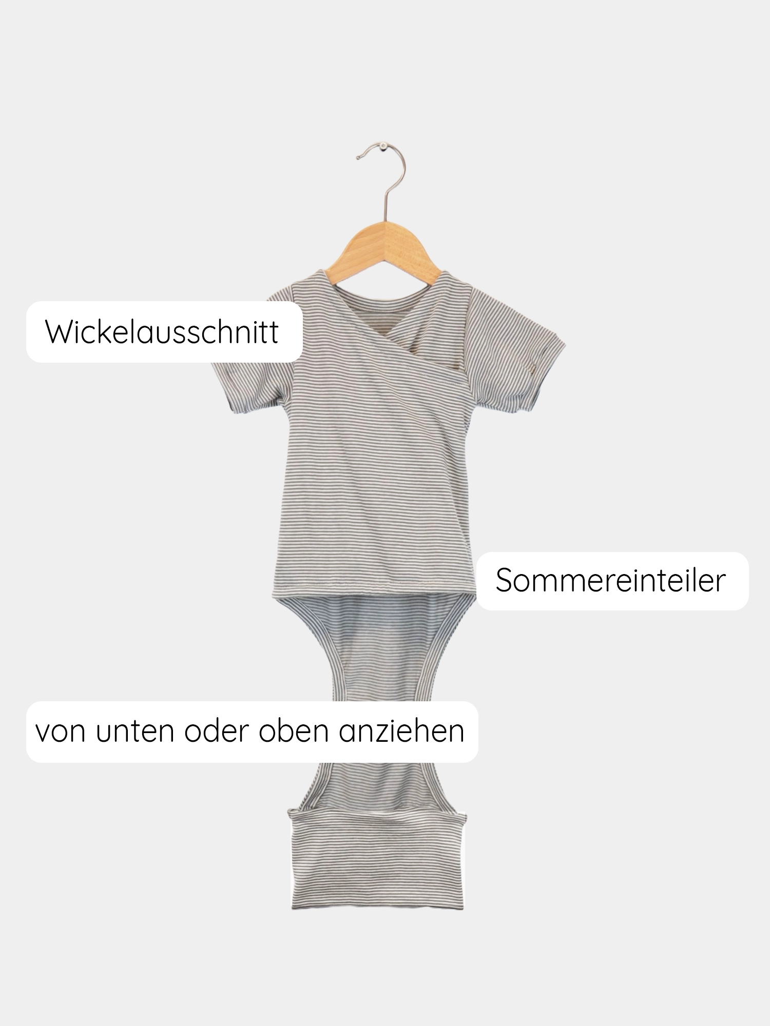 Loopbody Kurzarm Bio-Baumwolle - Ringel Maus: Ein gestreifter, kurzärmeliger Baby-Body mit Wickelausschnitt, hängend an einem Holzbügel. Ideal für den Sommer, aus weichem, temperaturausgleichendem Bambusstoff.