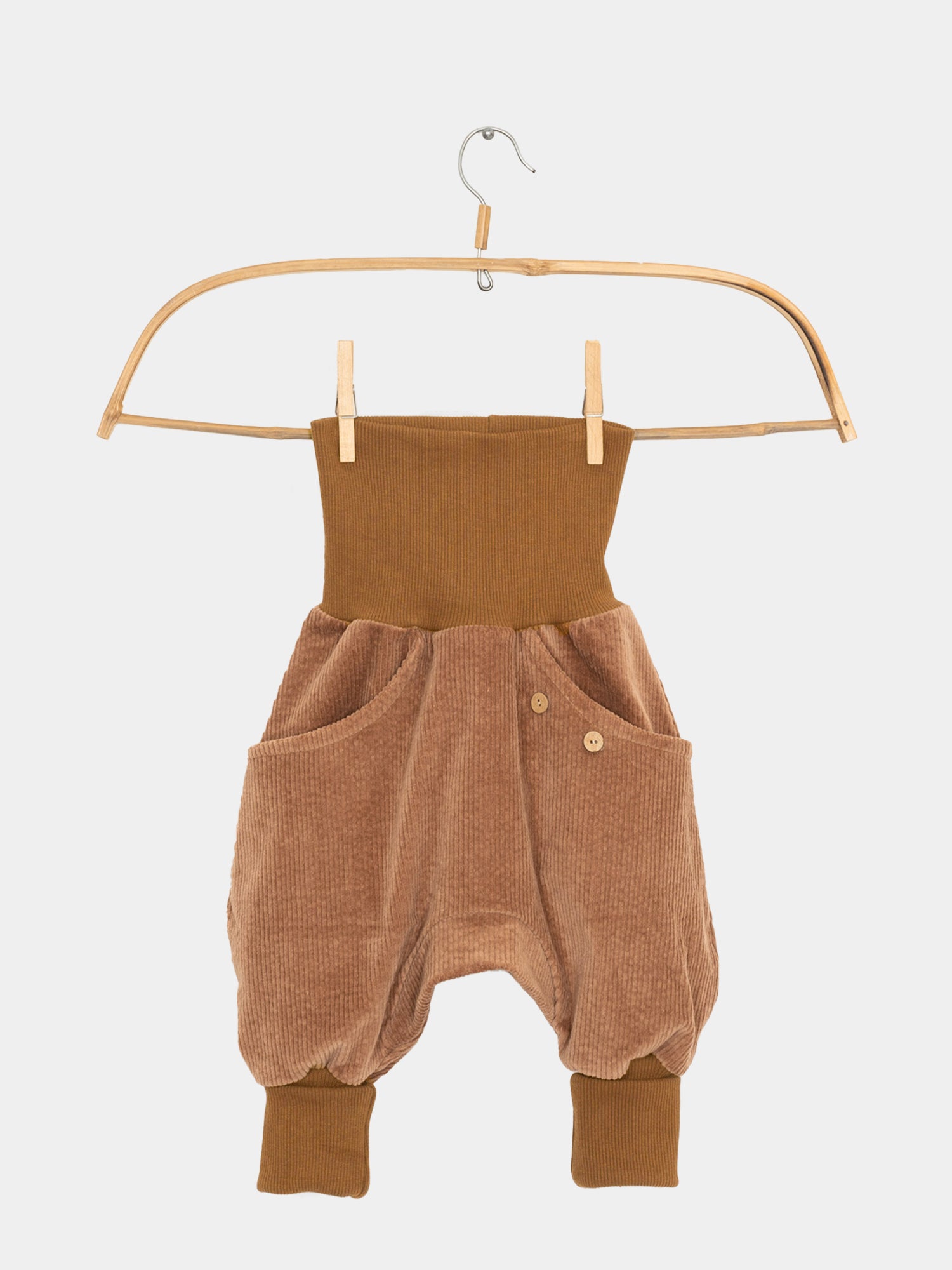 Knickerbocker Breitcord - Weizen auf einem Kleiderbügel, robustes Cordmaterial mit großer Känguru-Tasche, ideal für Bewegungsfreiheit und Komfort.