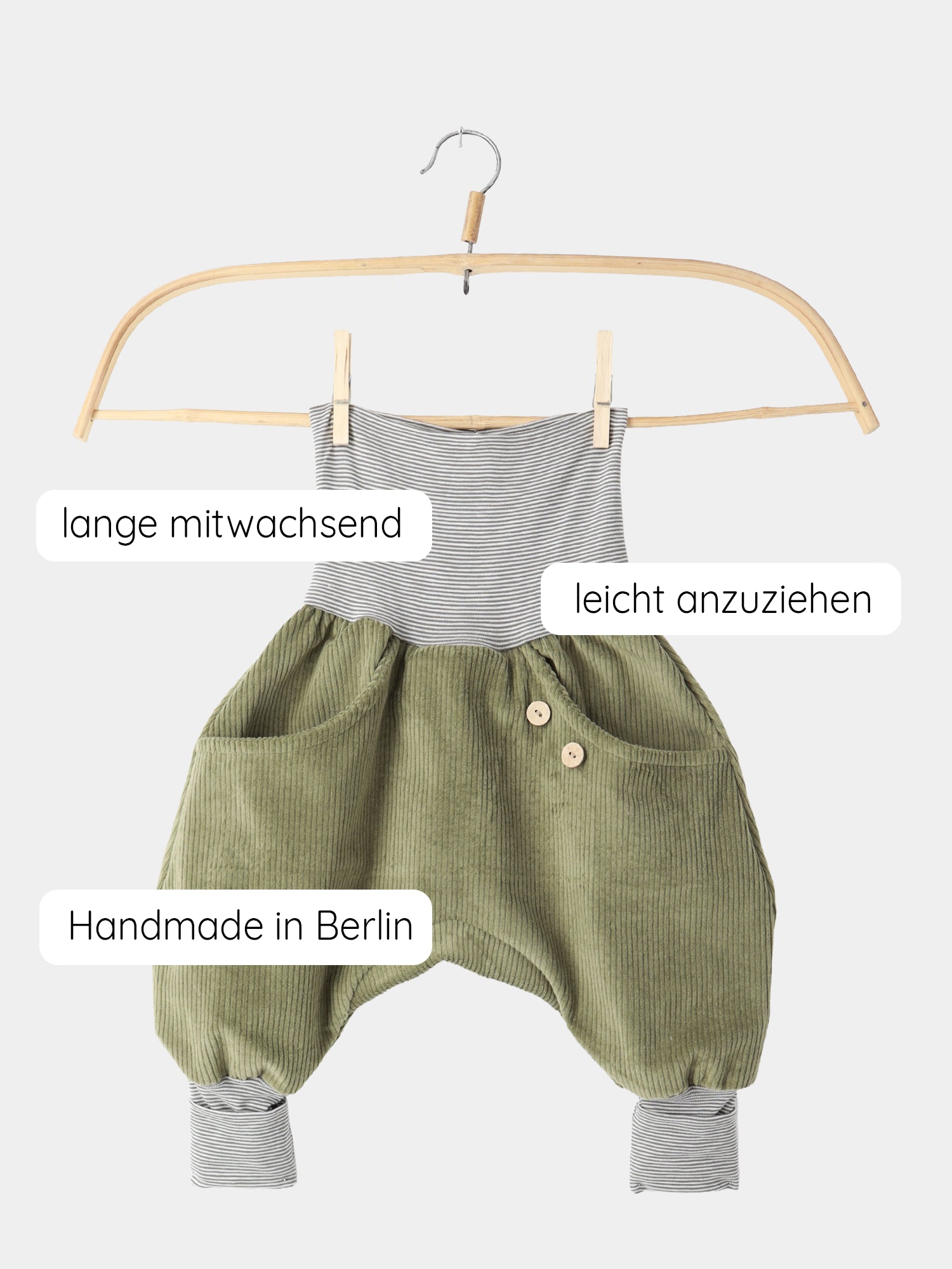 Knickerbocker Breitcord Stretch mit Ringelbündchen - Kiwi: Handgefertigte Kinderhose aus robustem Cord in Berlin mit gestreiftem Bund und Kängurutasche, die mitwachsend und leicht anziehbar ist.