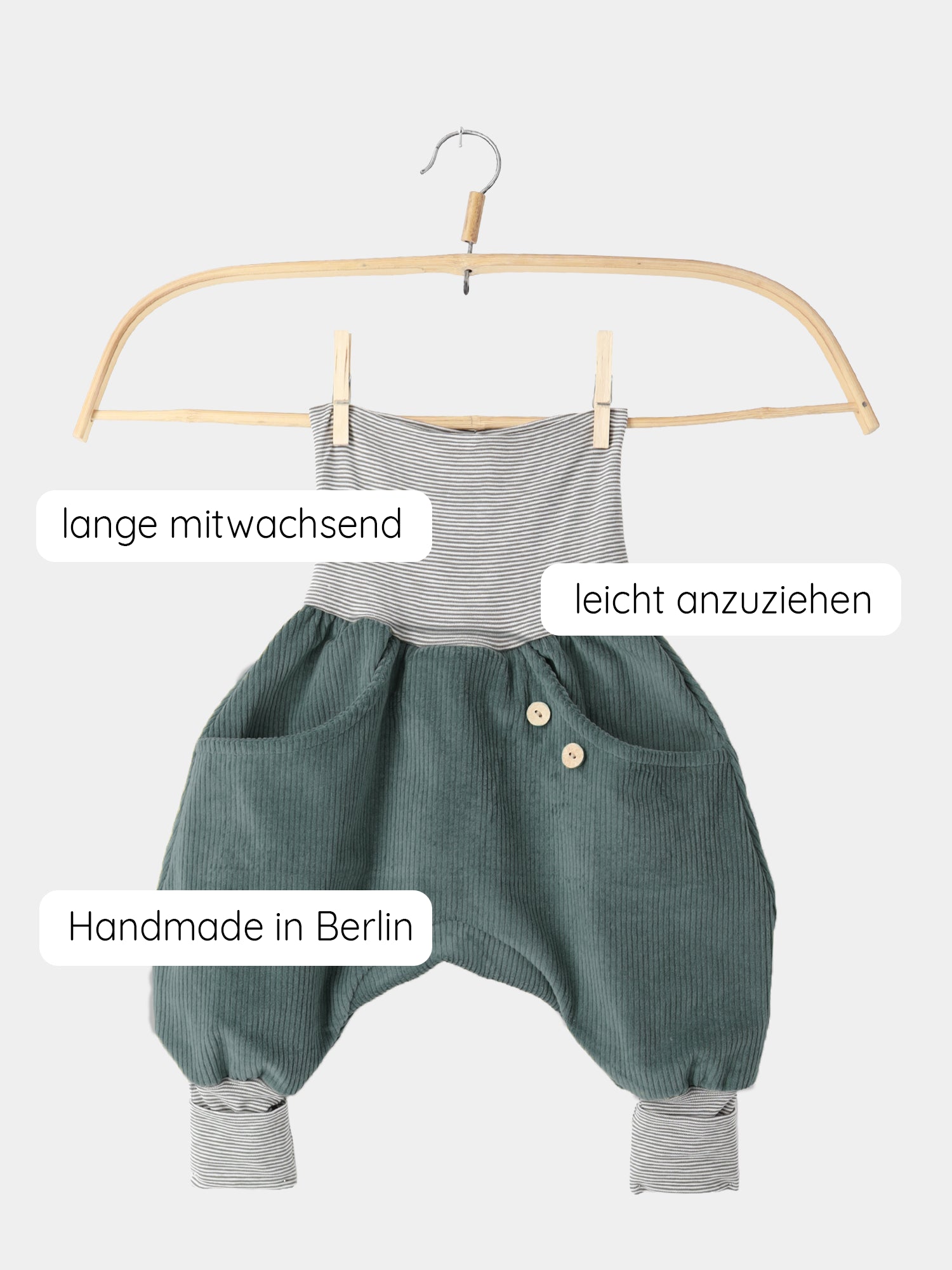 Knickerbocker Breitcord mit Ringelbündchen - Jade: Kinderharemshose aus jadegrünem Cord mit gestreiften Jerseybündchen, Kängurutasche, Holzknöpfen und zwei Fronttaschen. Praktisch, bequem, mitwachsend. Handgefertigt in Berlin.