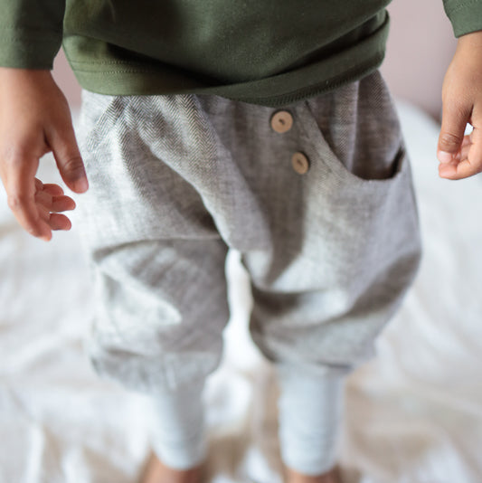 Kind trägt bequeme Kinderhose von Petit Cochon. Die Knickerbocker ist mitwachsend und kann lange getragen werden.