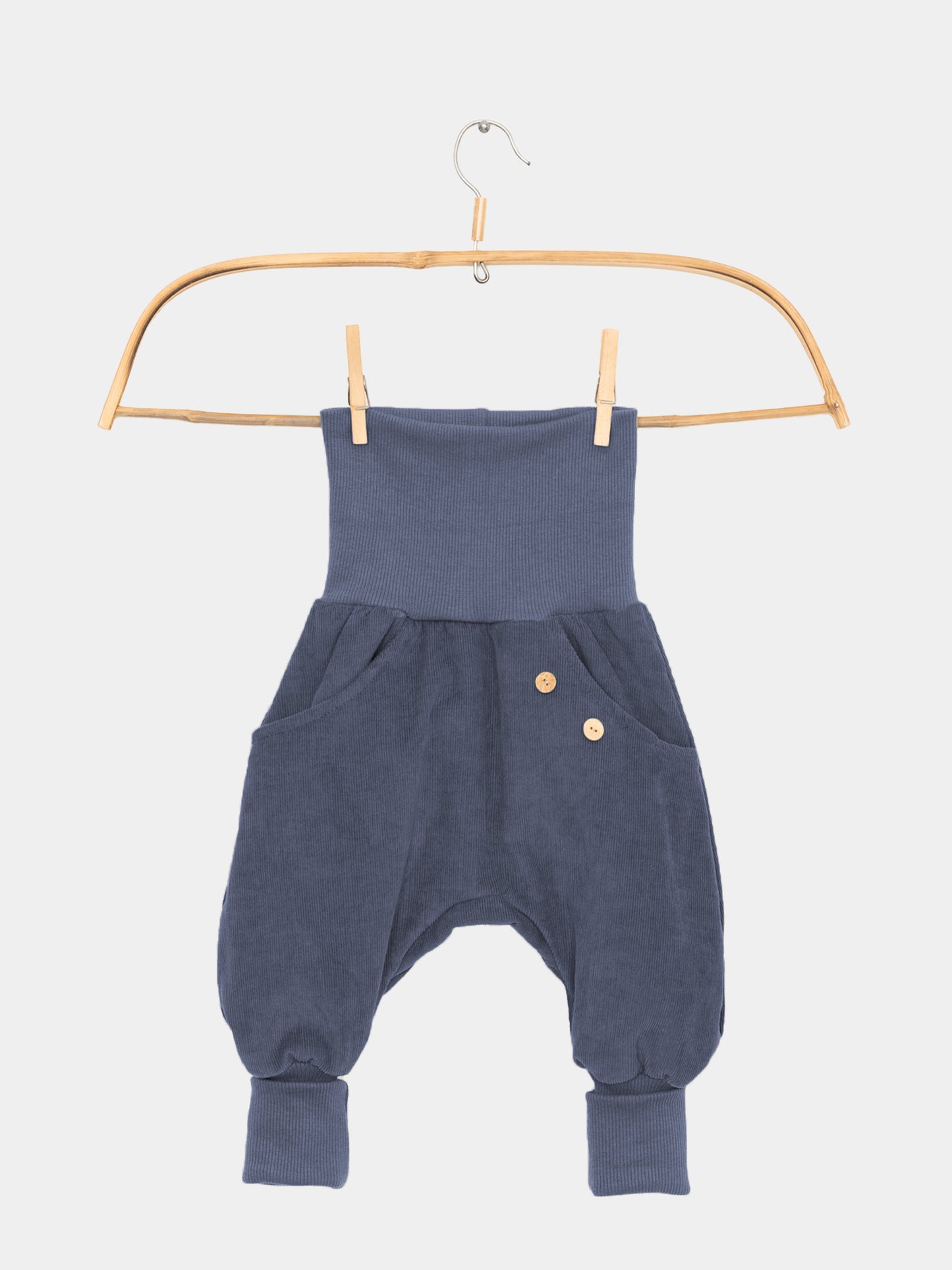 Knickerbocker Feincord in Blaubeere für aktive Kinder, aus hochwertigem Baumwollcord, ideal für Spielplatz und Zuhause, handgemacht in Berlin.