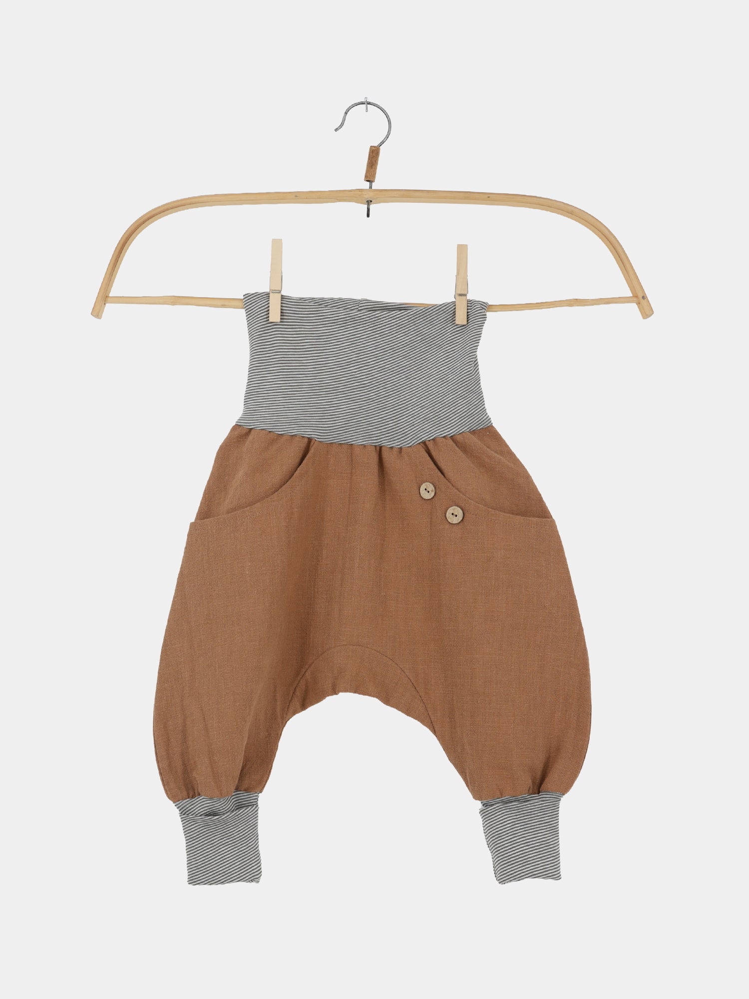 Knickerbocker Leinen - Weizen: Lockerer Einteiler mit tiefem Schritt, warmbraunem Stoff, grauer Streifenbund und Knopfdetails. Perfekt für aktive Kinder, handgemacht in Berlin für Komfort und Bewegungsfreiheit.