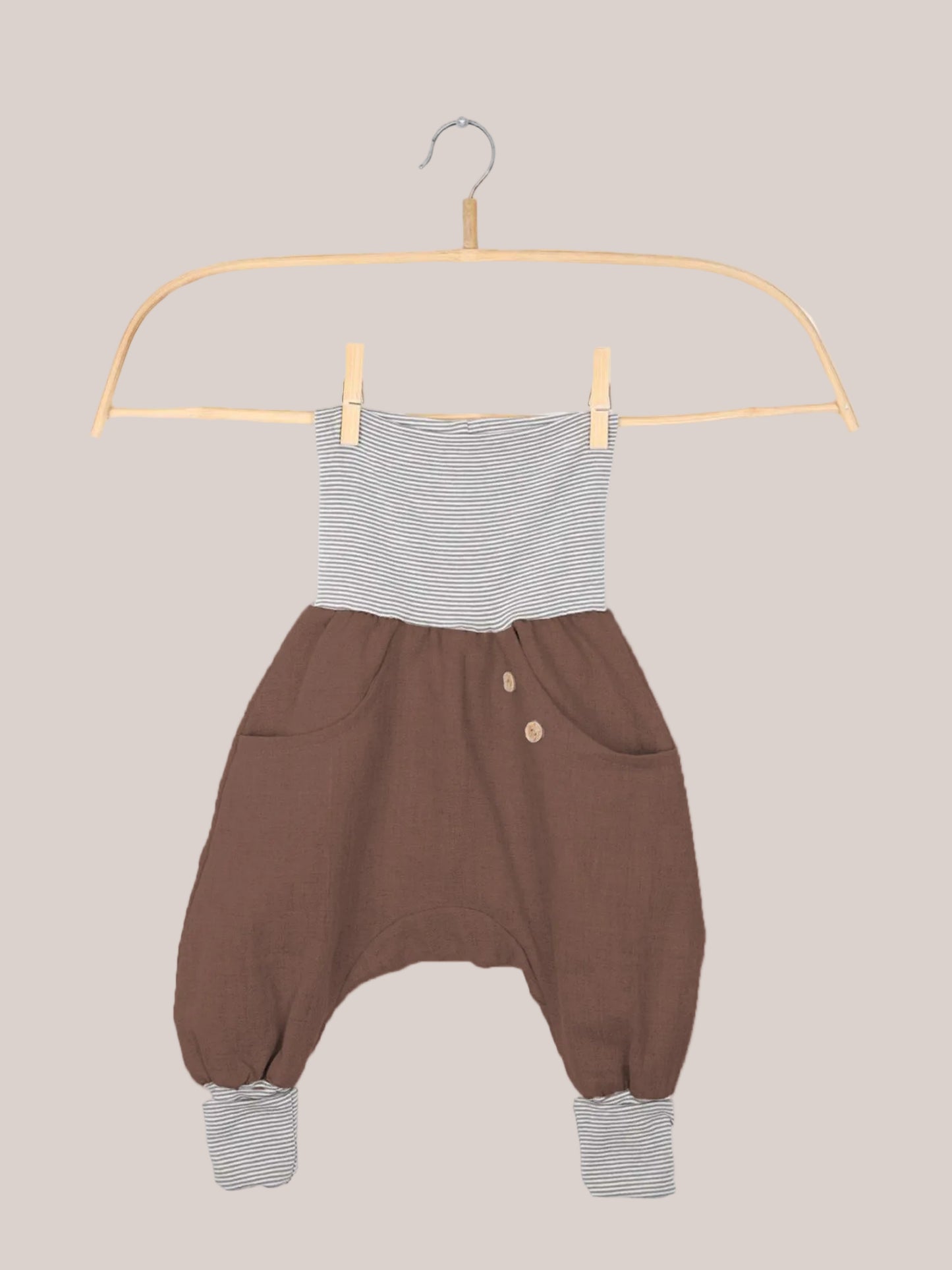 Knickerbocker Leinen - Erde auf einem Kleiderbügel, aus reinem, gewaschenem Leinen mit weitem Schnitt und Kängurutasche, ideal für heiße Sommertage.