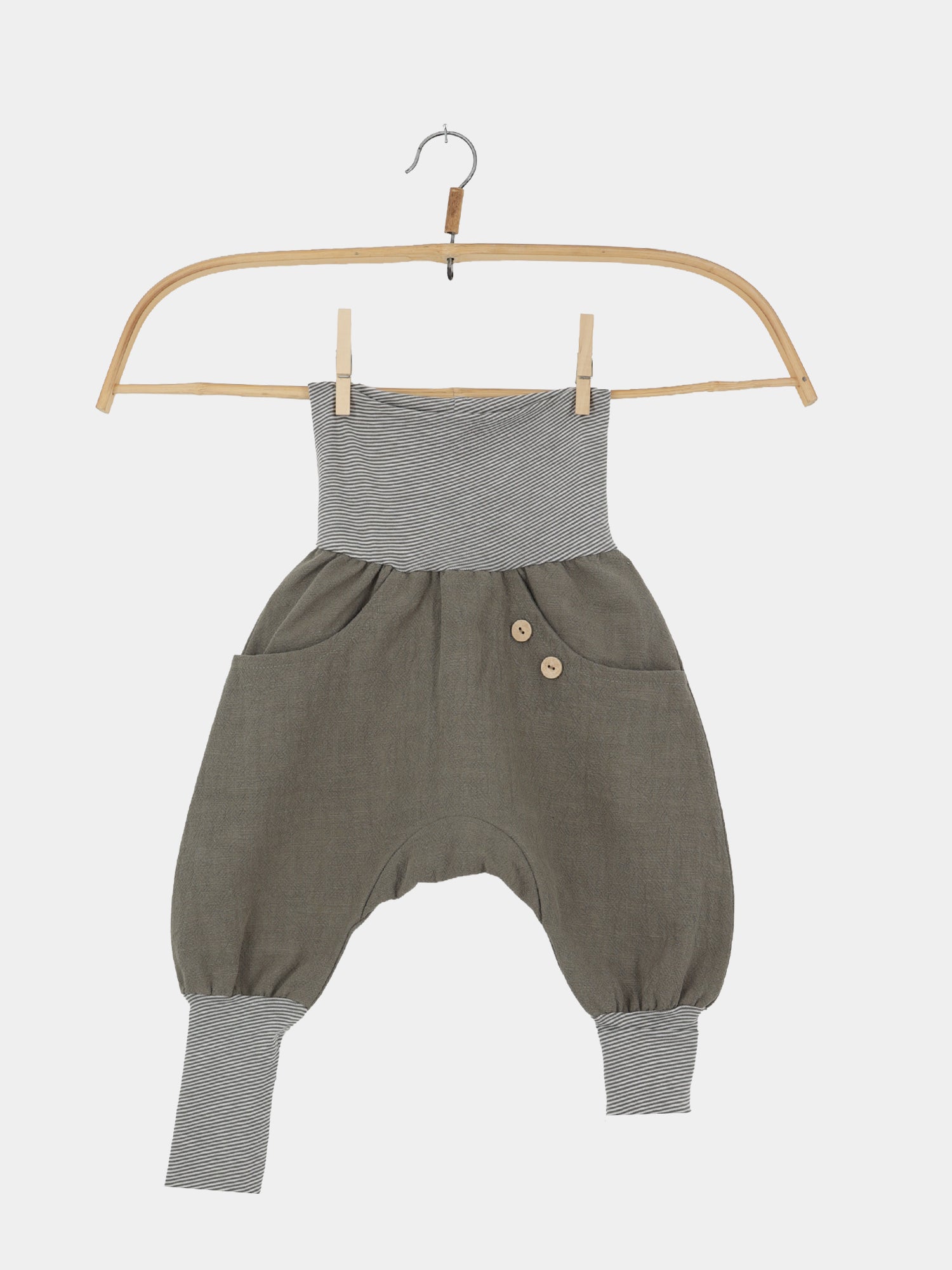 Knickerbocker Leinen - Oliv: Kinder-Haremshose mit breitem Streifenbund, weichem olivgrauem Stoff, tiefer Schrittform, zwei Seitentaschen mit Holzknöpfen und gestreiften Bündchen, ideal für aktive Abenteuer.