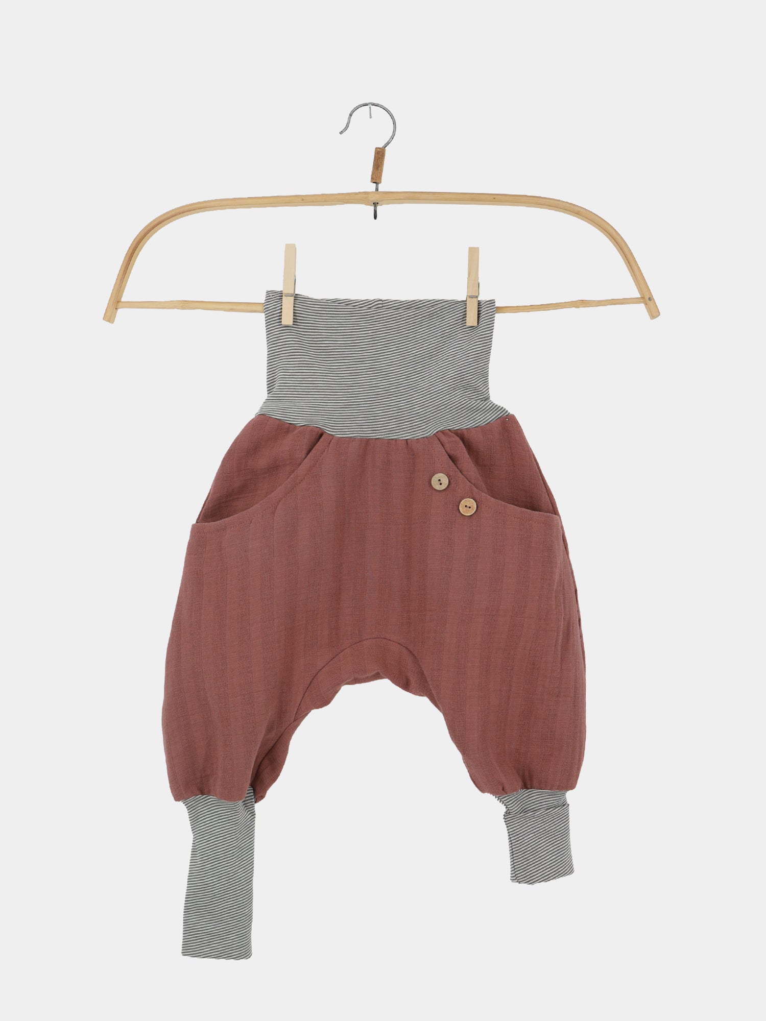 Knickerbocker Musselin aus 100% Bio-Baumwolle - Zimt: Kinderhose mit gestreiftem Bund und Bündchen, haremstil, lockerem Schritt, rustfarbigen Taschen, dekorativen Holzknöpfen, perfekt für warme Tage, handgemacht in Berlin.