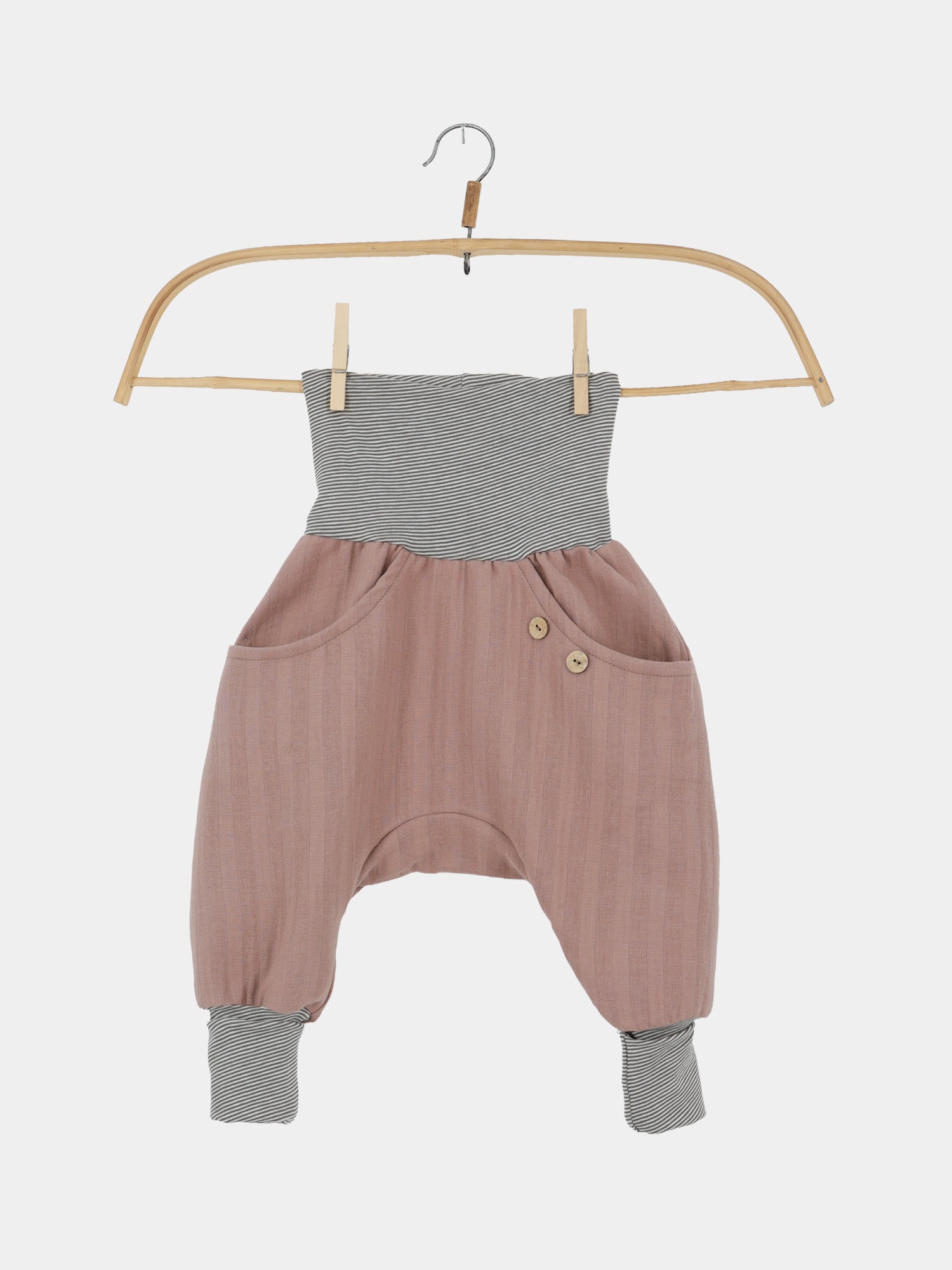 Knickerbocker Musselin aus 100% Bio-Baumwolle - Puder: Luftige Haremshose für Kinder mit rosafarbenem Musselin, schwarz-weiß gestreiftem Bund und Knöcheln, zwei Holzknöpfen und Taschen, ideal für Sommerabenteuer.