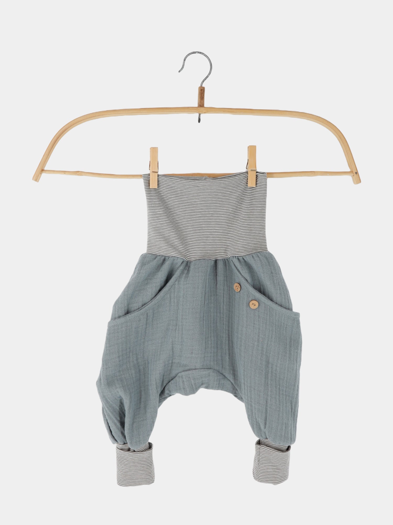 Knickerbocker Musselin aus 100% Baumwolle - Eisblau: Luftige Sommerhose aus leichtem Musselin, ideal für Kinder, angenehm und nachhaltig hergestellt, perfekt für warme Tage.