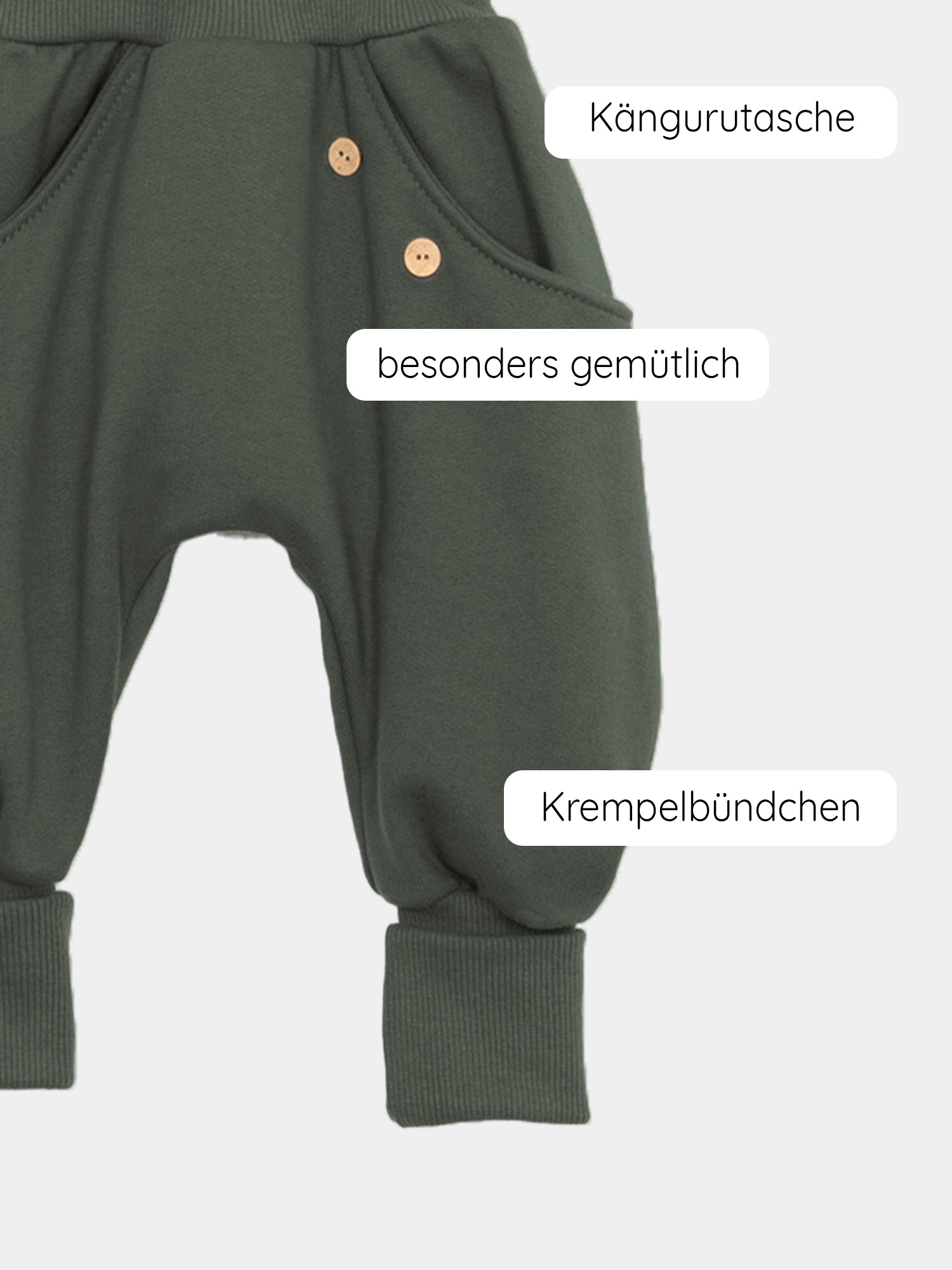 Nahaufnahme eines Schals, daneben schwarzer Text auf weißem Hintergrund, im Fokus steht die Knickerbocker Bio-Sweat - Avocado, eine lässige Hose mit großer Kängurutasche und Krempelbündchen, genäht in Berlin.