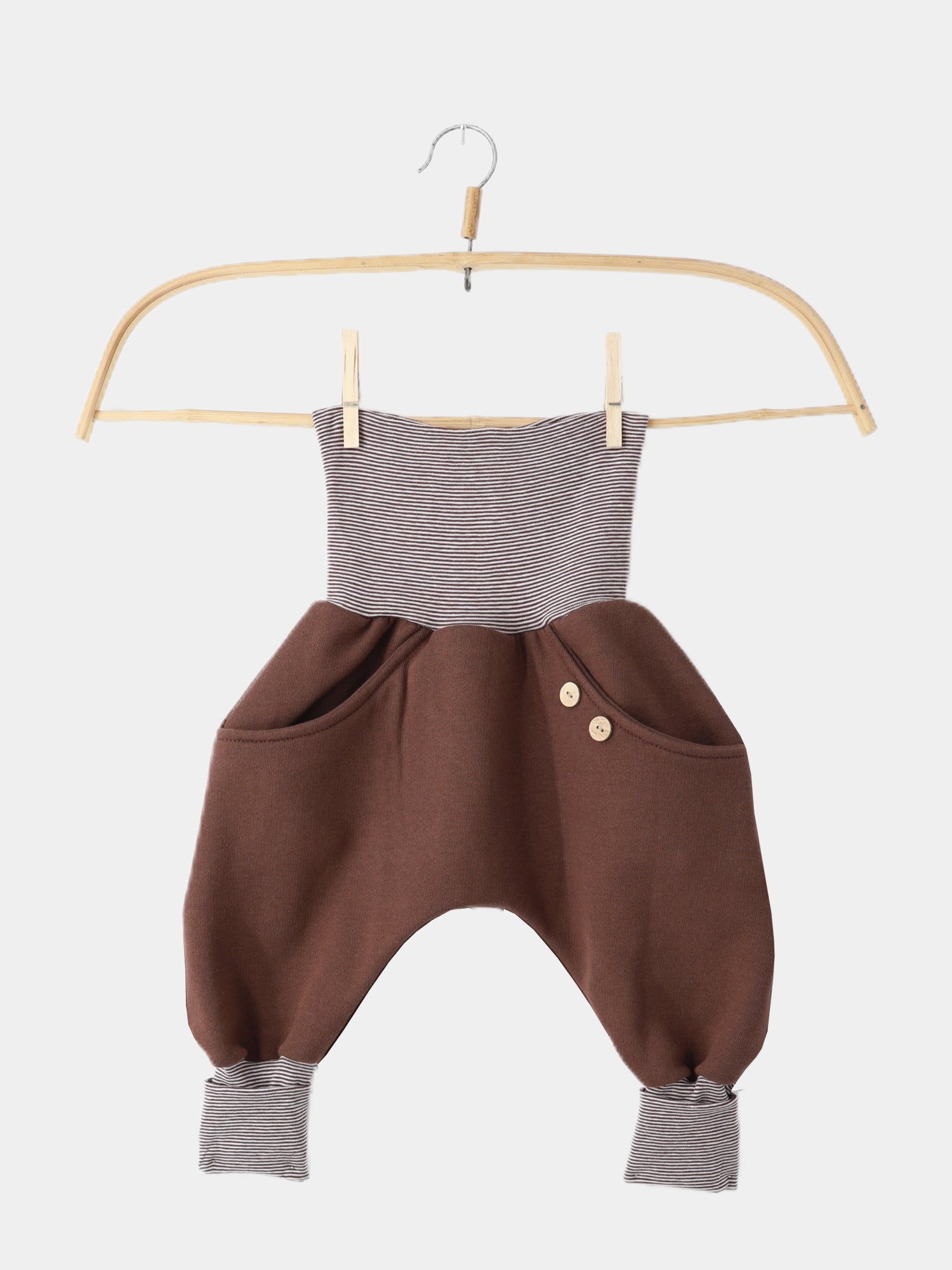 Knickerbocker Bio-Sweat mit Ringelbündchen - Schoko: Kinderhose aus Bio-Baumwolle mit geräumigen Beinen, zwei Taschen, Streifenbund und -bündchen, ideal für Bewegungsfreiheit und Tragekomfort.