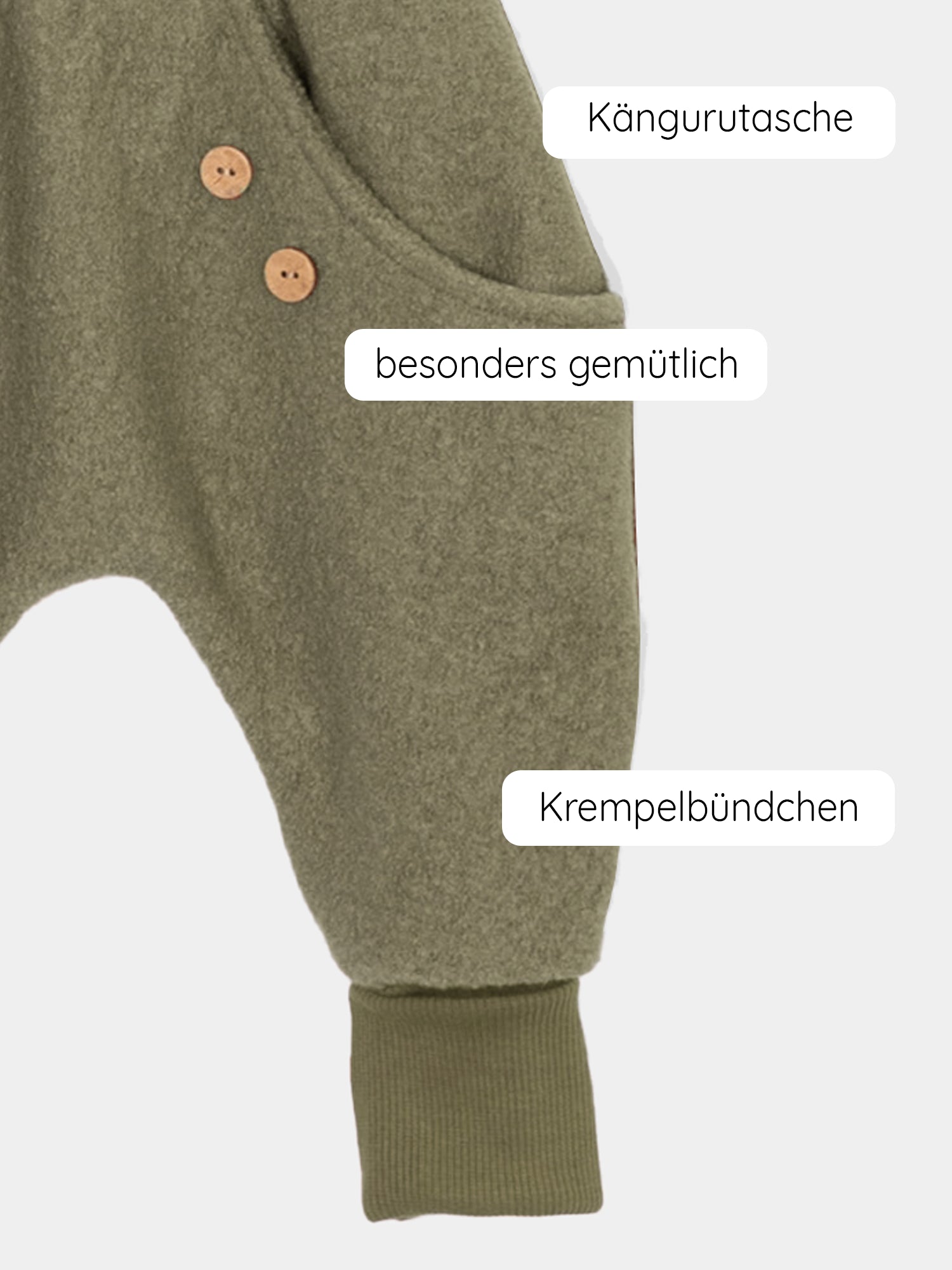 Knickerbocker Wollwalk - Pistazie, eine handgefertigte Hose mit Kängurutaschen und Bio-Baumwollbündchen, ideal für kaltes Wetter, sichtbar sind die detailreichen Stoffstrukturen und die funktionalen Krempelbündchen. Wollwalk Kleidung für Kinder und Babys