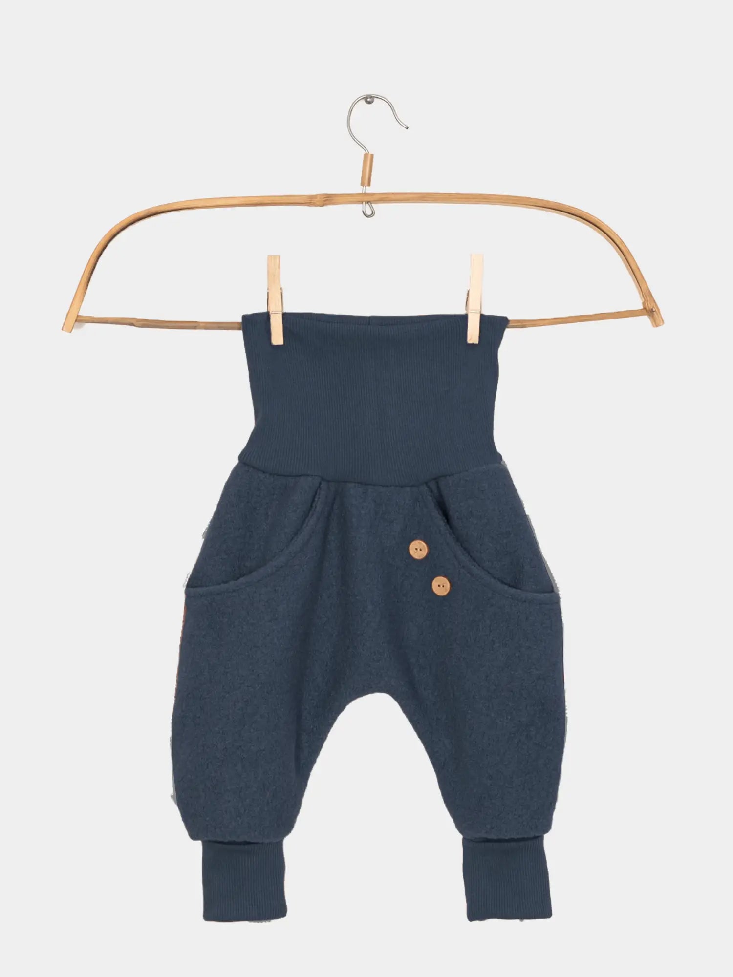 Knickerbocker Wollwalk - Marine: Kinderharemshose in tiefem Marineblau mit hohem, geripptem Bund, tiefem Schritt, gerippten Knöchelbündchen, zwei Fronttaschen und zwei kleinen Holzknöpfen, ideal für kaltes Wetter.