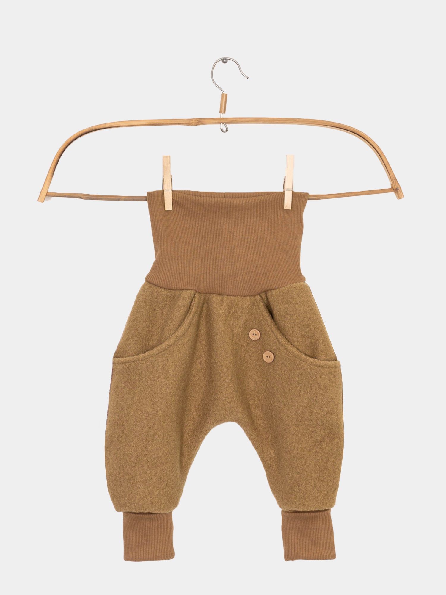 Knickerbocker Wollwalk - Kamel auf einem Kleiderbügel, mit Kängurutaschen und Bio-Baumwollbündchen, ideal für kaltes Wetter, handgefertigt in Berlin.