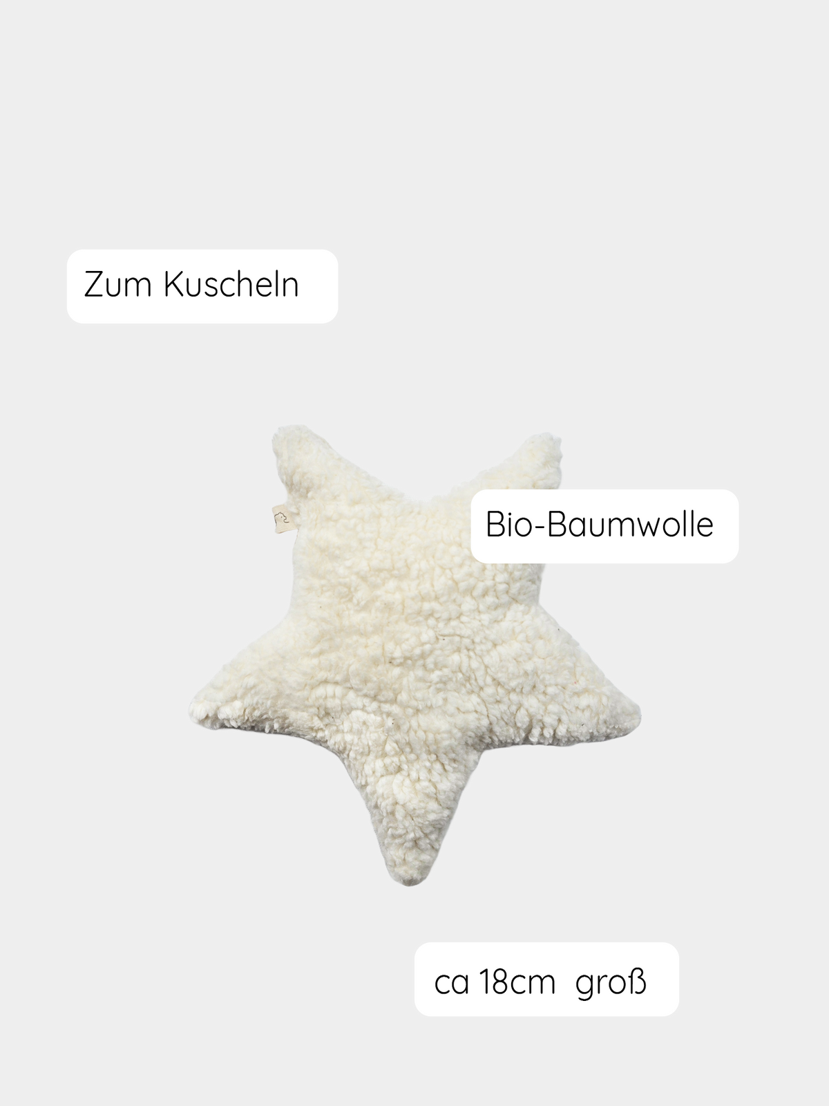 Kleiner Kuschelstern Bio-Teddy - Natur: Ein weißes, sternförmiges Kissen aus flauschiger Bio-Baumwolle, handgenäht in Berlin, ideal als Geschenkidee zur Geburt oder Kuscheltier.