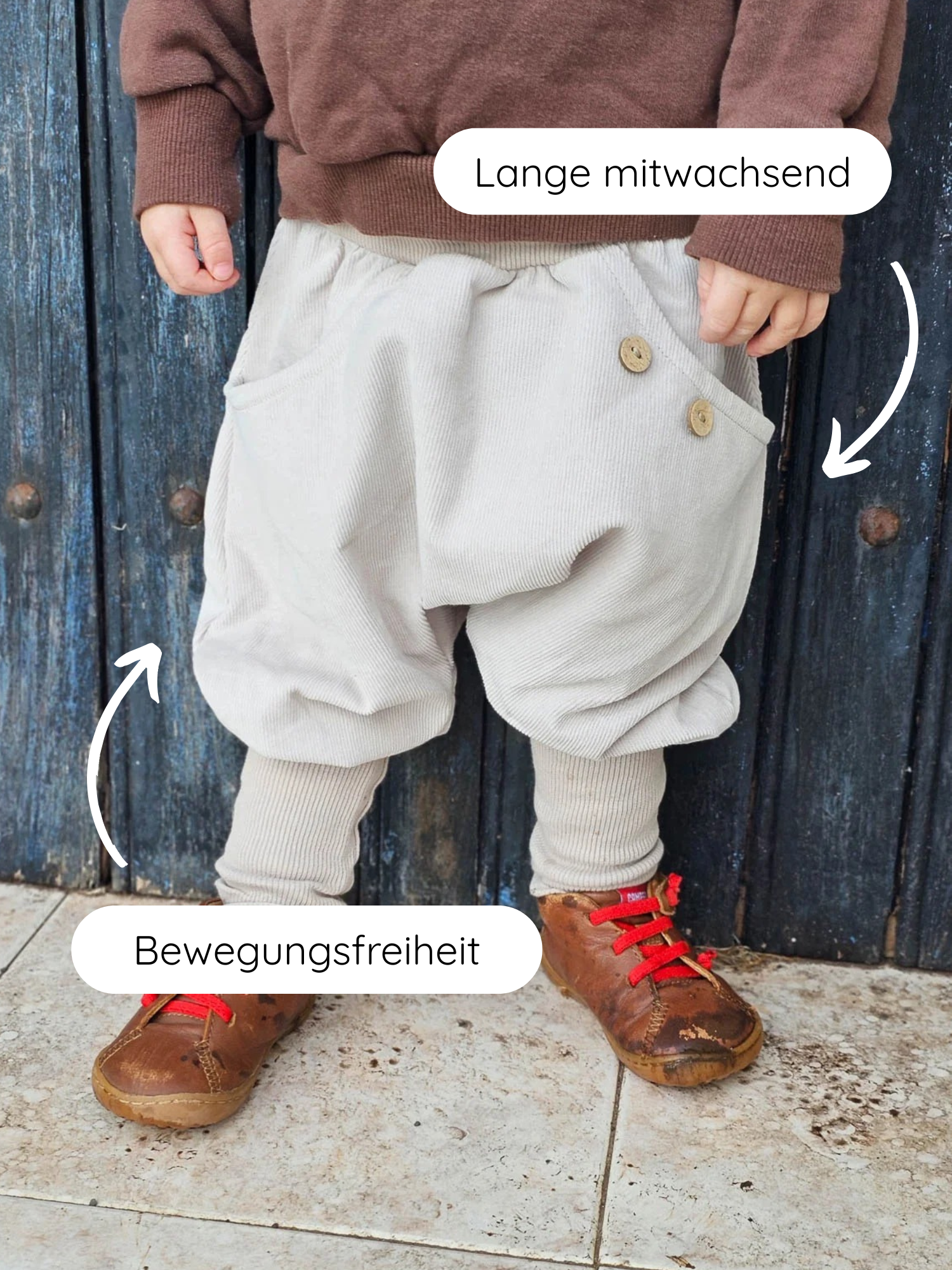 Kleinkind trägt Knickerbocker Feincord - Sand: beige, weiche Cordhose mit elastischem Bund und Holzknöpfen, kombiniert mit beige gerippten Leggings und braunen Schuhen mit roten Schnürsenkeln. Ideal für Bewegungsfreiheit.
