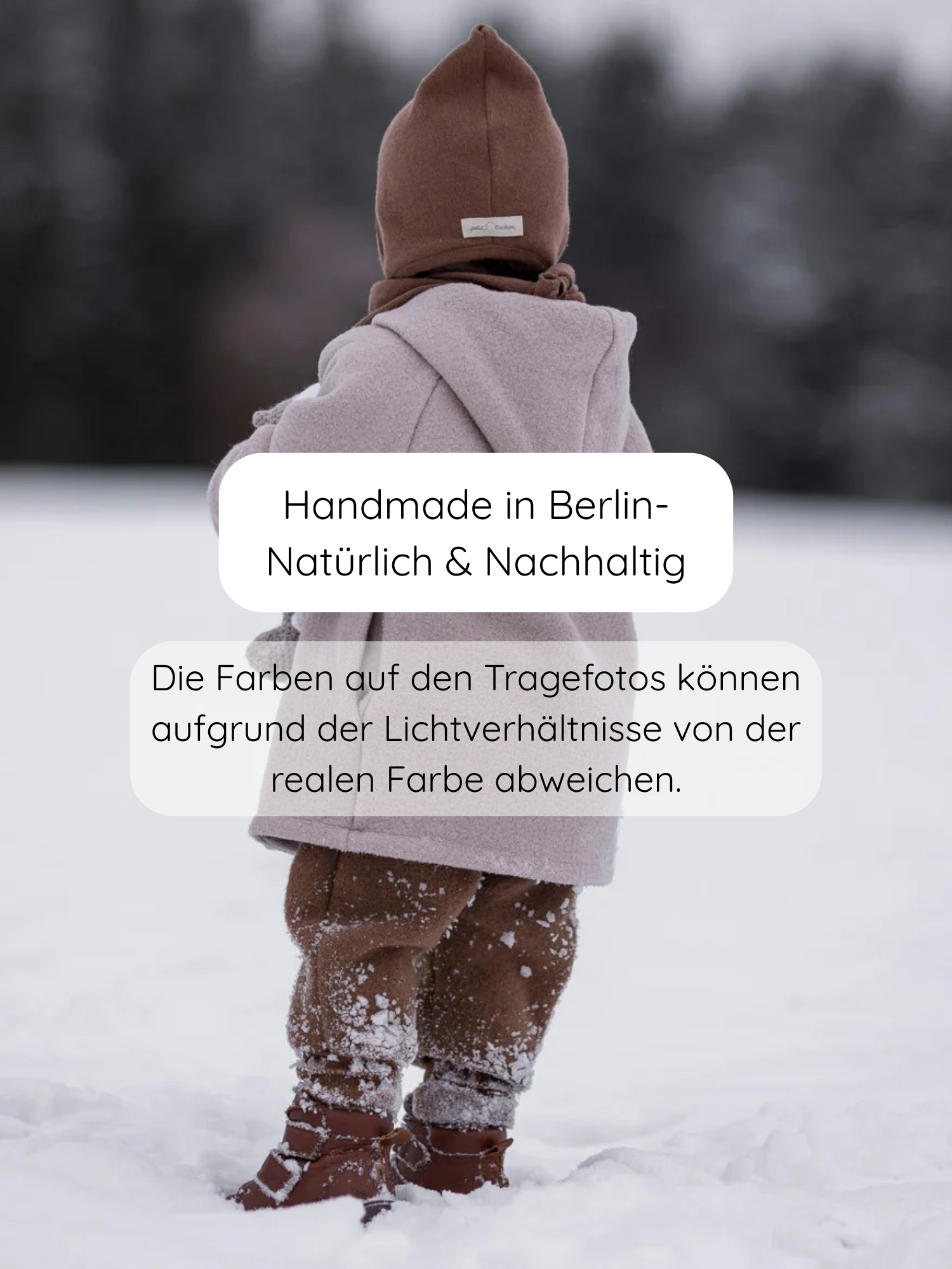 Kleines Kind im Schnee mit Knickerbocker Wollwalk - Schoko, aus robustem Wollstoff, braune Mütze und Schal, ideal für kaltes Wetter, handgemacht in Berlin, nachhaltig und komfortabel für jedes Abenteuer.
