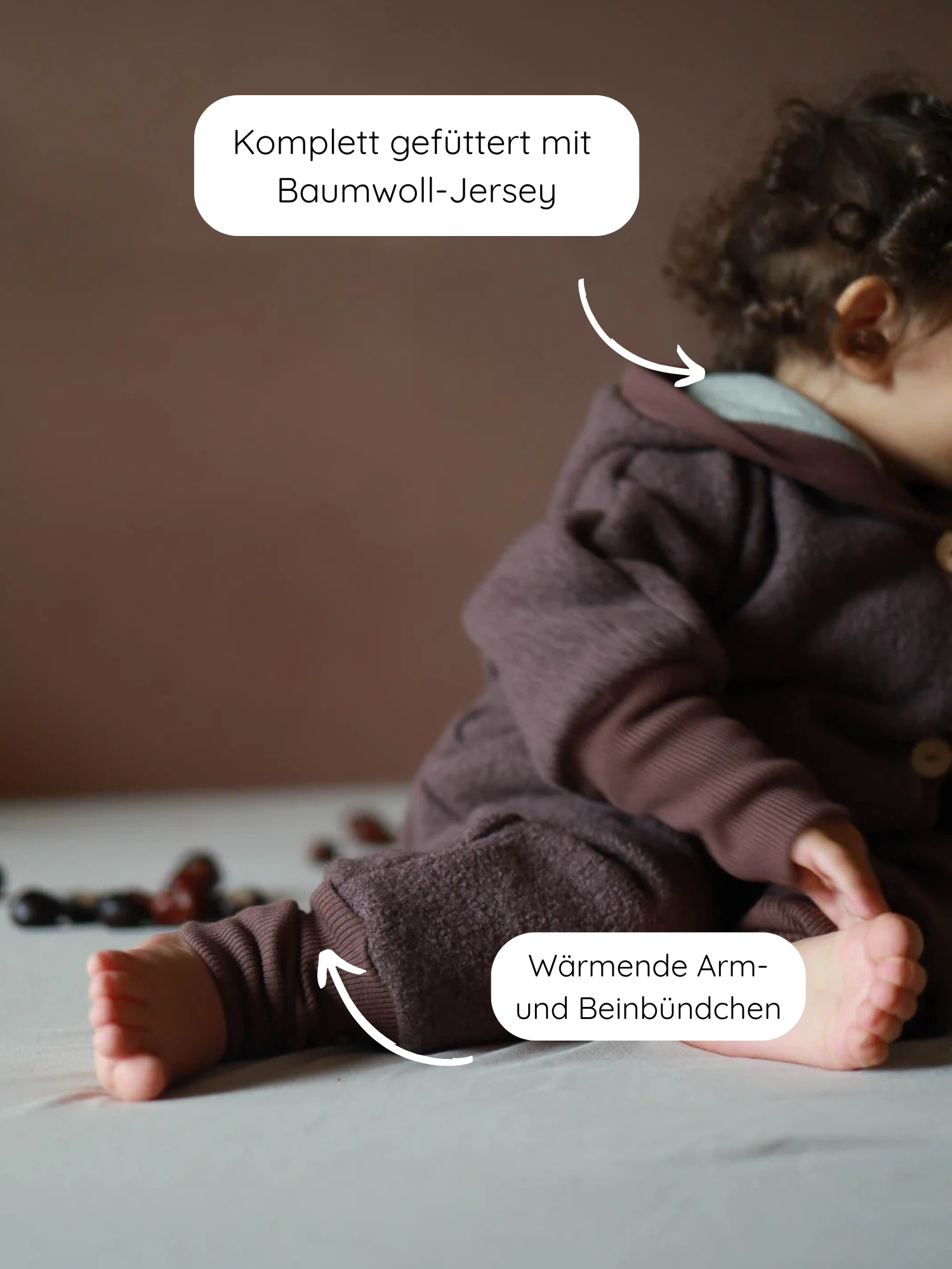 Blick auf den Kuschelanzug Wollwalk - Malve, gefertigt in Berlin, aus Bio-Baumwolle und Jersey.