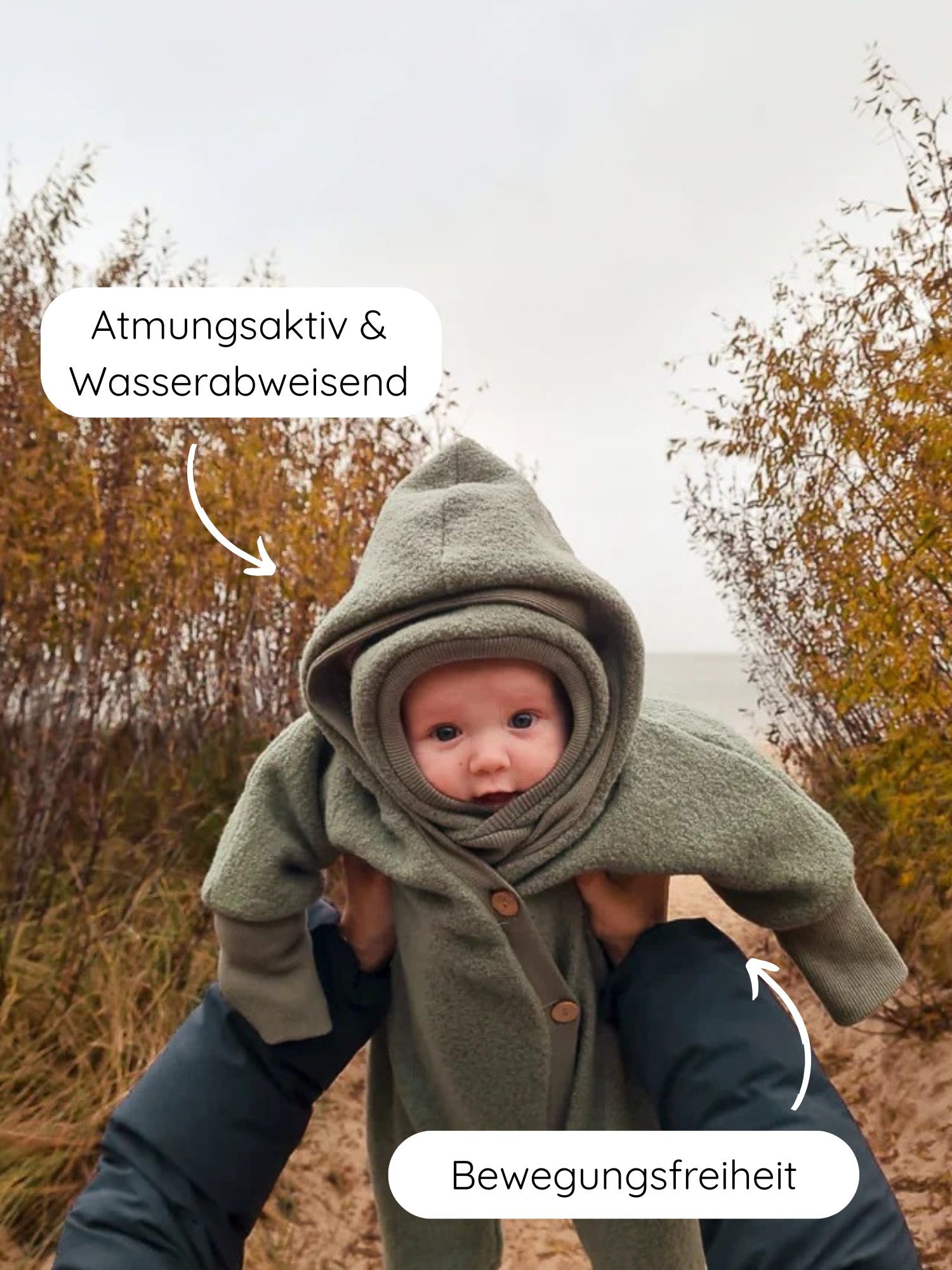 Kuschelanzug Wollwalk - Pistazie: Ein Baby trägt diesen atmungsaktiven, wasserabweisenden, mossgrünen Anzug aus 100% Schurwolle mit Baumwollfutter, der Bewegungsfreiheit bietet. Ideal für Spaziergänge im Frühling, Herbst und Winter.