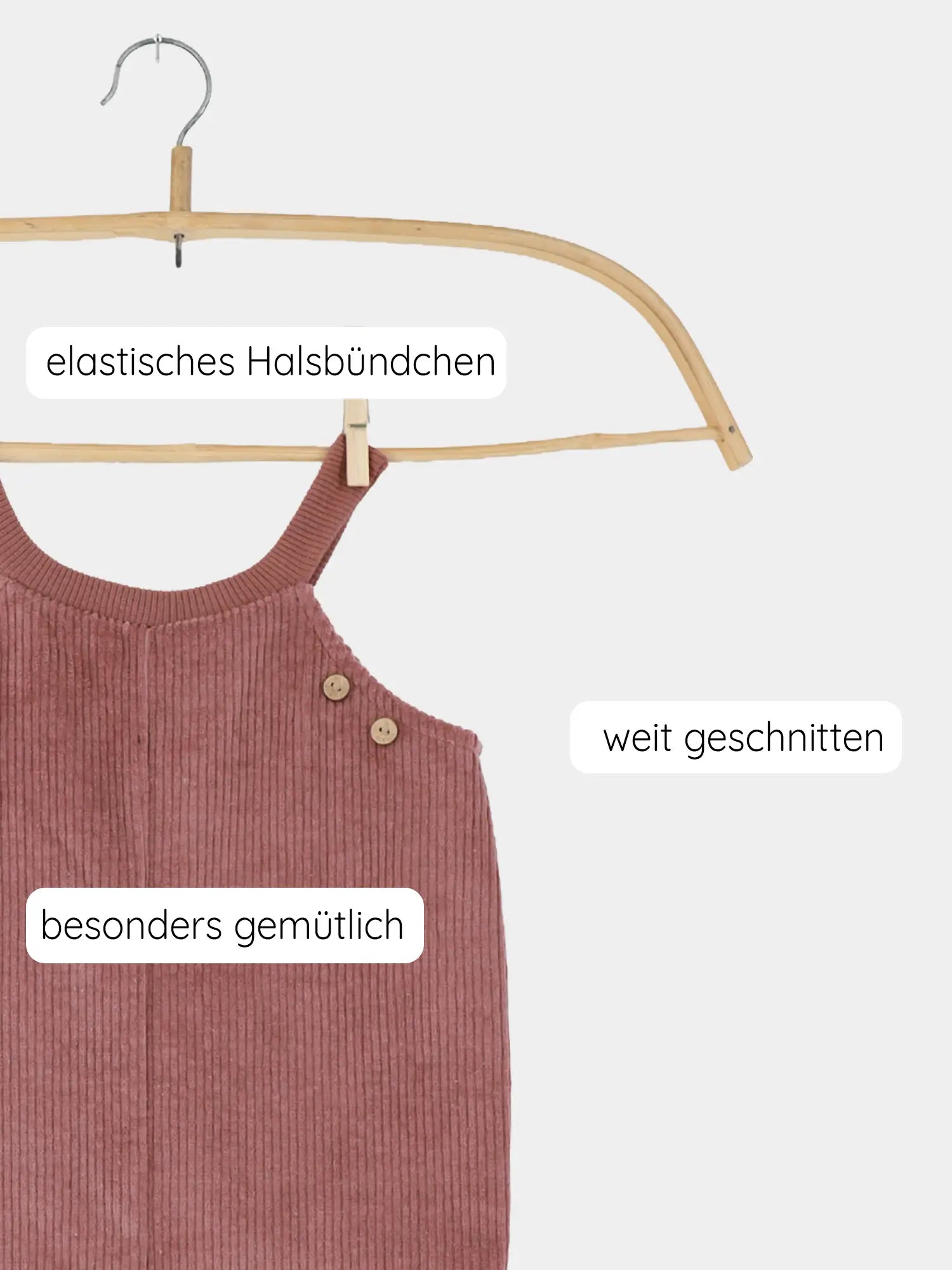 Schlupflatzhose Breitcord - Rosenholz: Ein ribbed Baby-Toddler-Romper auf Holzkleiderbügel mit elastischem Halsbündchen, zwei Holzknöpfen und weitem Schnitt für gemütlichen Tragekomfort. Ideal für aktive Babys.