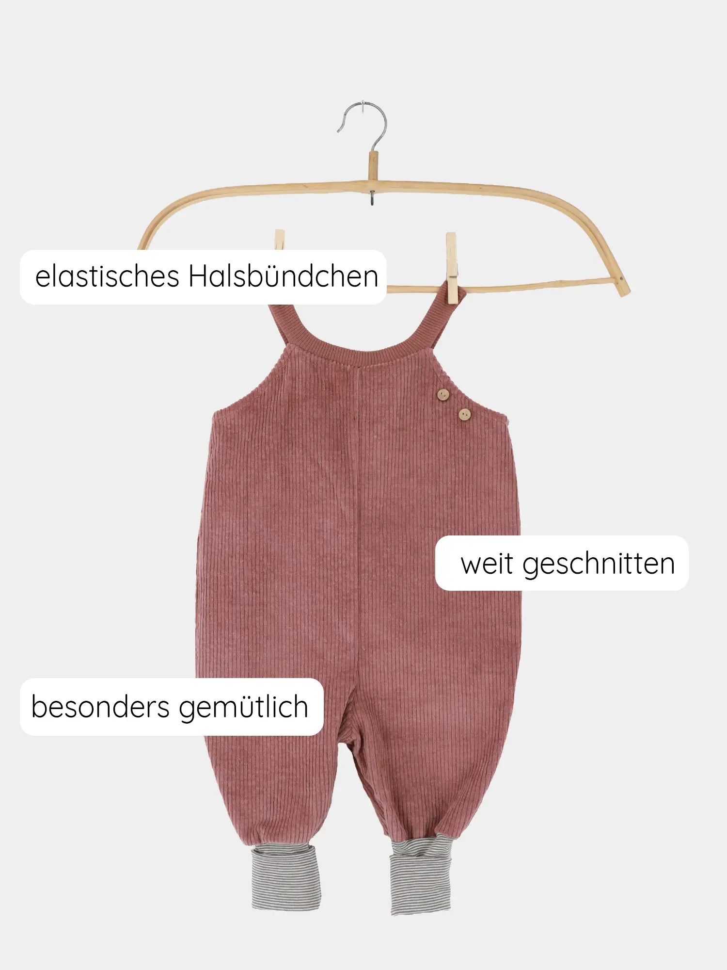 Schlupflatzhose Breitcord - Rosenholz: Locker geschnittene, staubrosafarbene Cord-Latzhose mit elastischem Halsbündchen, dekorativen Holzknöpfen und gestreiften Jerseybündchen. Besonders gemütlich und ideal für aktive Babys.