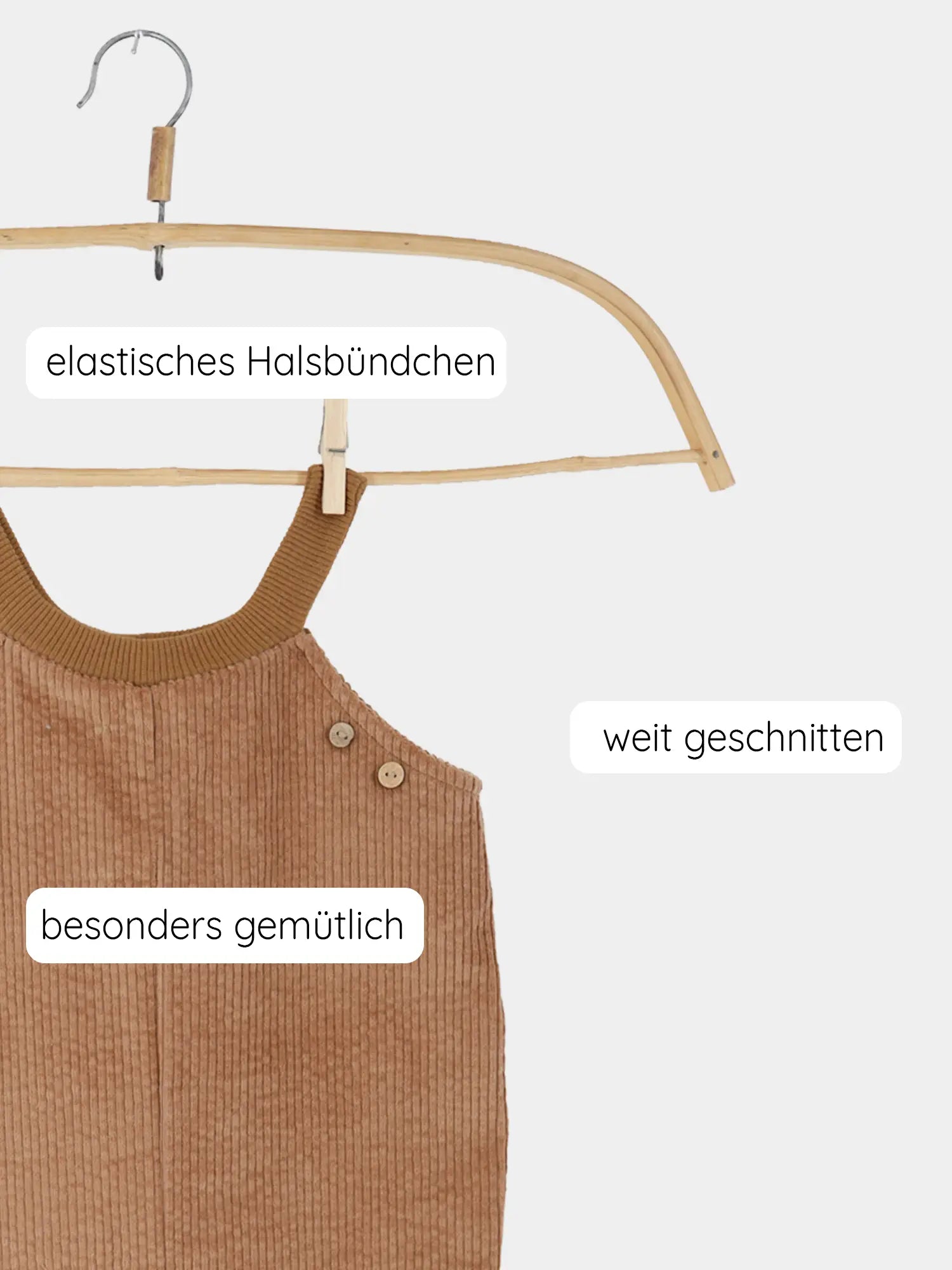 Schlupflatzhose Breitcord - Weizen: Ein ärmelloser, weit geschnittener Babystrampler aus weichem, elastischem Breitcordstoff, der auf einem Holzkleiderbügel hängt. Besonders gemütlich und ideal für kühle Tage.