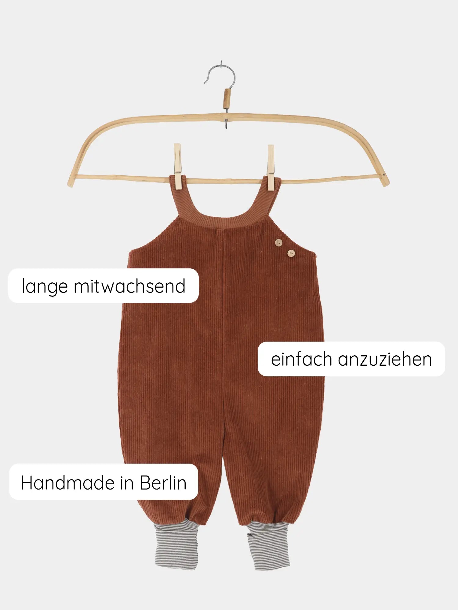 Schlupflatzhose Breitcord - Rost: Kinder-Romper aus braunem Cordstoff mit breiten Trägern und Holzknöpfen, elastischen Bündchen, gestreiften Innenseiten. Langlebig, einfach anzuziehen, handgefertigt in Berlin.