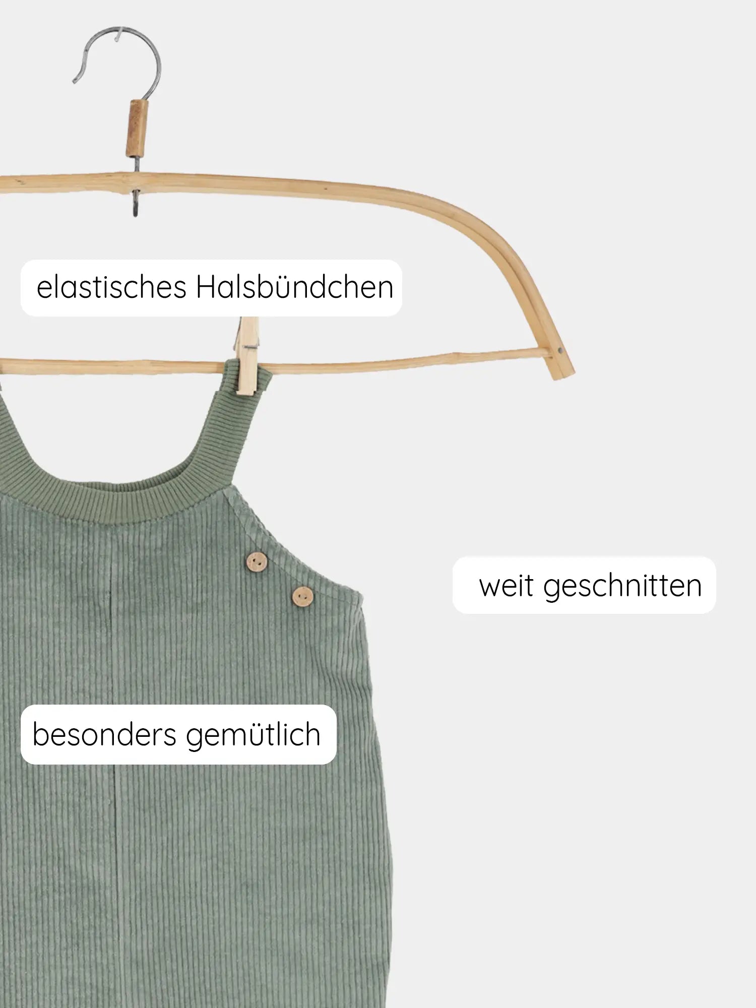 Schlupflatzhose Breitcord - Aqua: Sage-grüner, ärmelloser Einteiler mit elastischem Halsbündchen, weit geschnittenem Design, hängend auf Holzbügel; gemütlich und robust für aktive Kleinkinder, ideal ohne Knöpfe oder Reißverschlüsse.