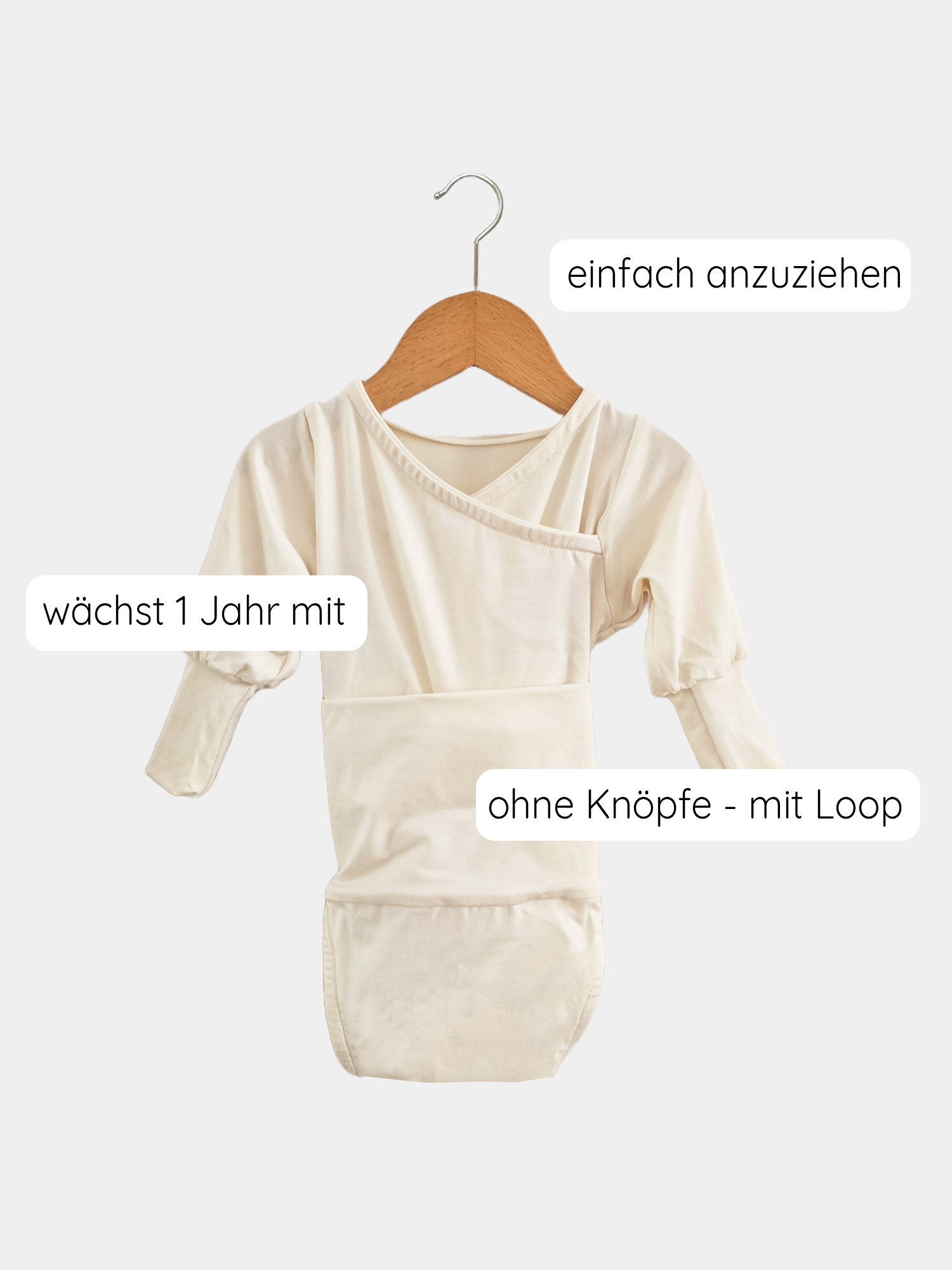 Loopbody Tencel - mitwachsender Babybody - Natur, gezeigt auf einem Schwinger, aus weichem, atmungsaktivem Tencel-Stoff, ohne Knöpfe für einfaches Wickeln, ideal für Komfort und Bewegungsfreiheit von Babys.
