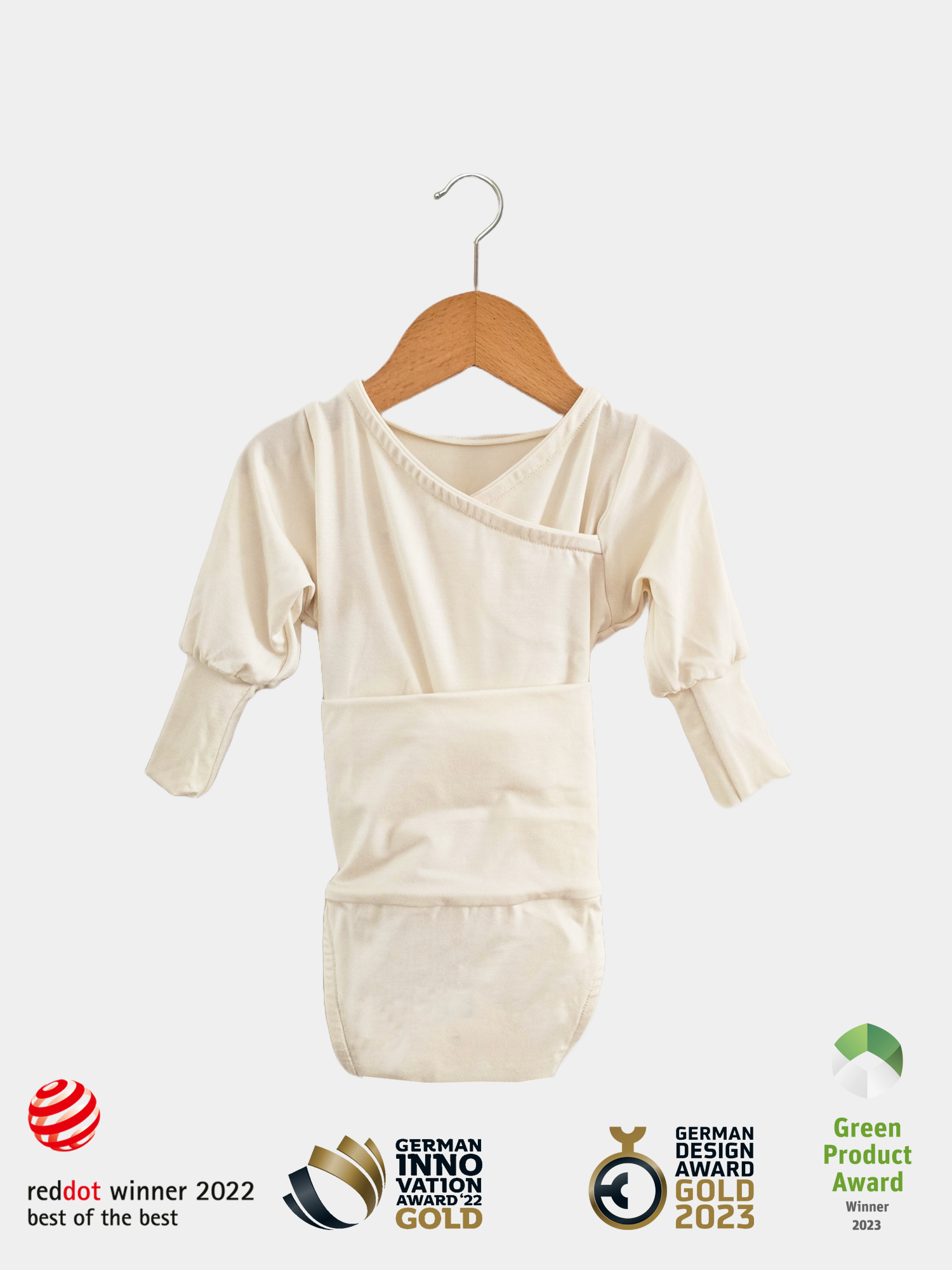 Loopbody Tencel - mitwachsender Babybody - Natur auf einem weißen Hemd; zeigt weichen, anschmiegsamen Stoff, ohne Knöpfe, mit praktischem Wickeldesign, ideal für empfindliche Babyhaut und komfortabel für jede Jahreszeit.