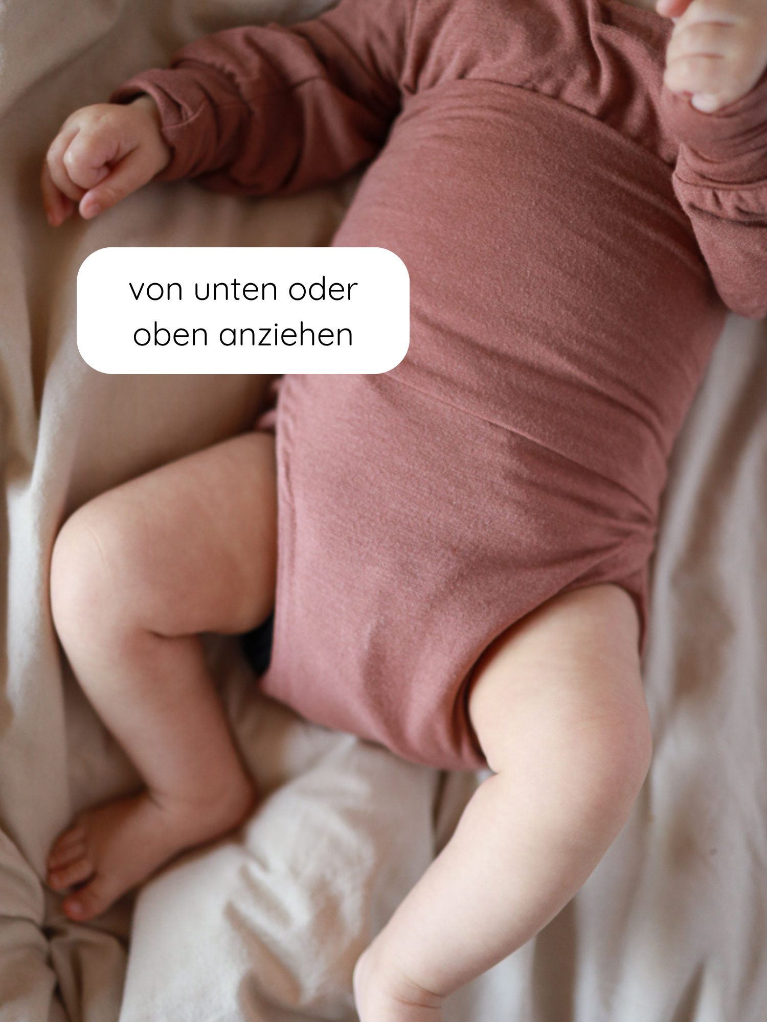 Baby in einem Langarm-Loopbody Kaschmir-Mix - mitwachsender Babybody - Zimt. Bodysuit ohne Knöpfe, um den Bauch gewickelt für einfaches Anziehen, aus weichem, atmungsaktivem Kaschmir-Mix.