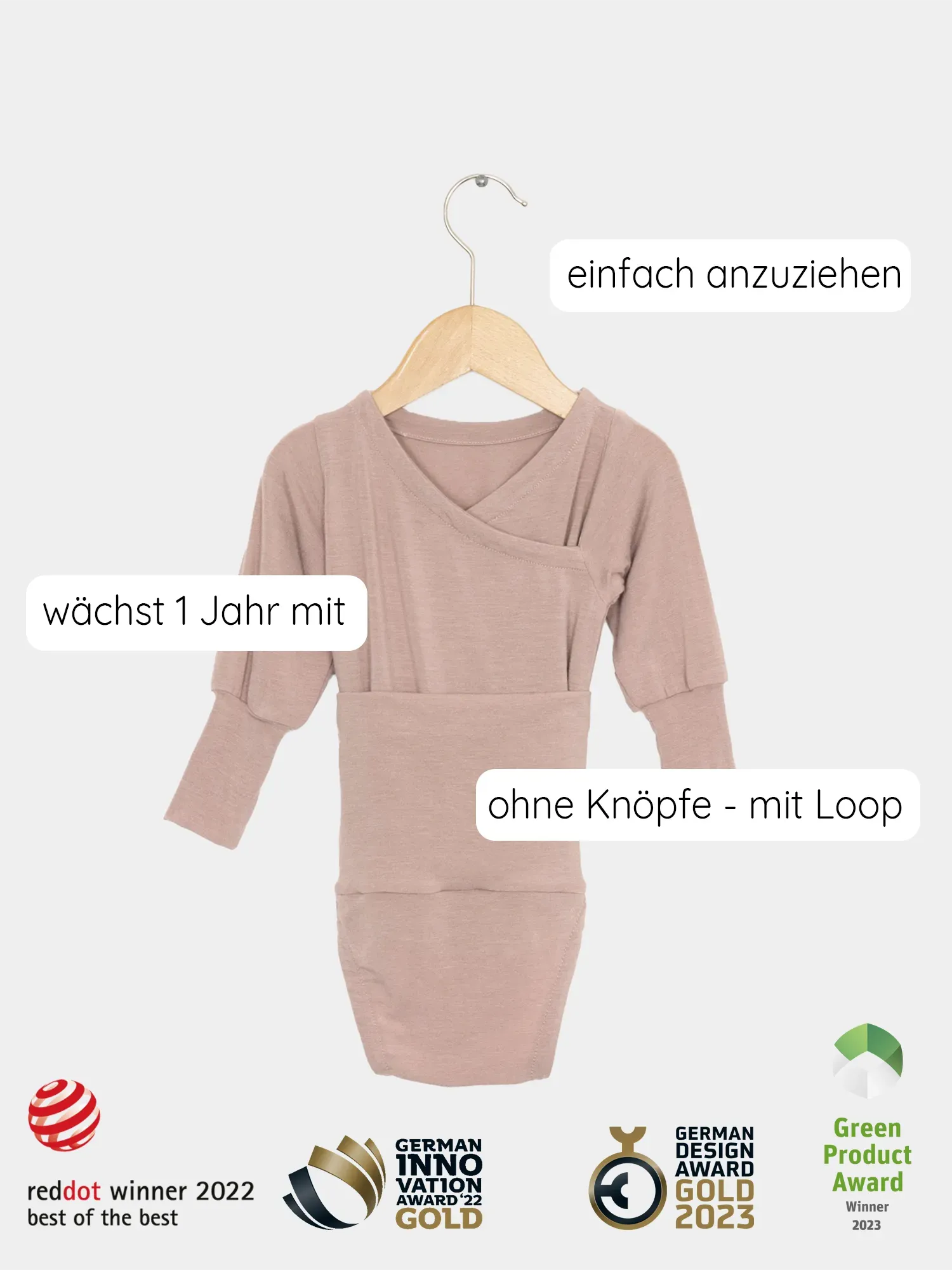 Loopbody Kaschmir-Mix - Puder auf einem Holzwippen dargestellt; langärmlig, ohne Knöpfe, aus weichem Kaschmir-Mix, wächst mit dem Baby mit und bietet zusätzlichen Komfort und Wärme durch den innovativen Loop.