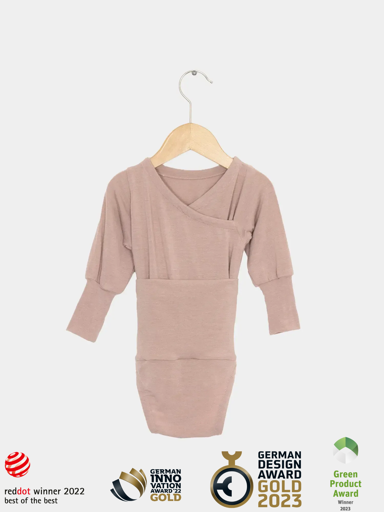 Loopbody Kaschmir-Mix - Puder: Langärmeliger, kimonoartiger Babybody in einem staubigen Rosaton, hängt an einem Holzkleiderbügel. Prämiertes Design mit zahlreichen Auszeichnungen, darunter Red Dot und German Innovation Award.