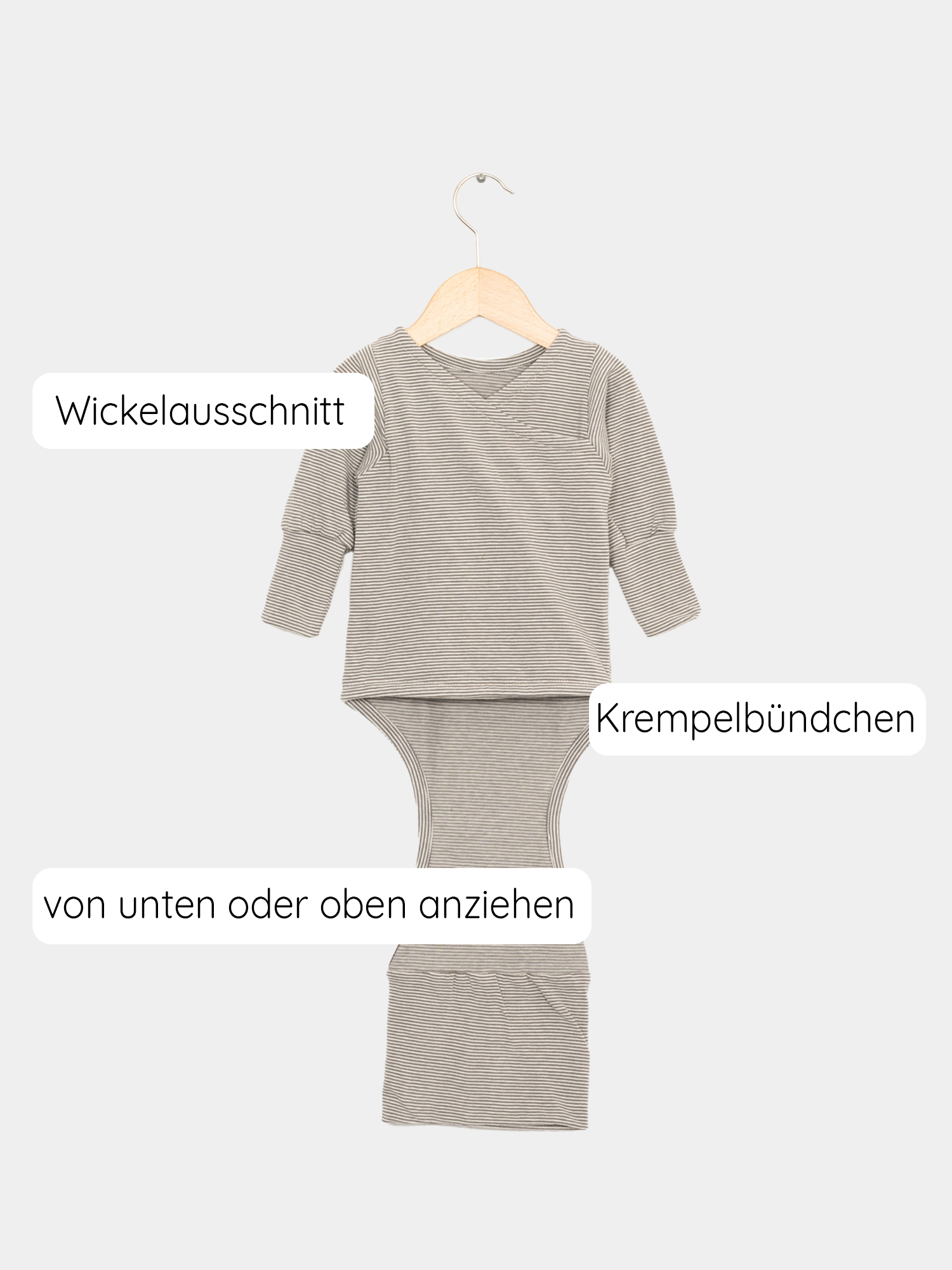 Loopbody Bio-Baumwolle- Ringel Maus auf einem Holzschaukel, zeigt feine graue Streifen. Nachhaltige, mitwachsende Babybekleidung von PETIT COCHON, hergestellt aus weicher Bio-Baumwolle in Berlin.
