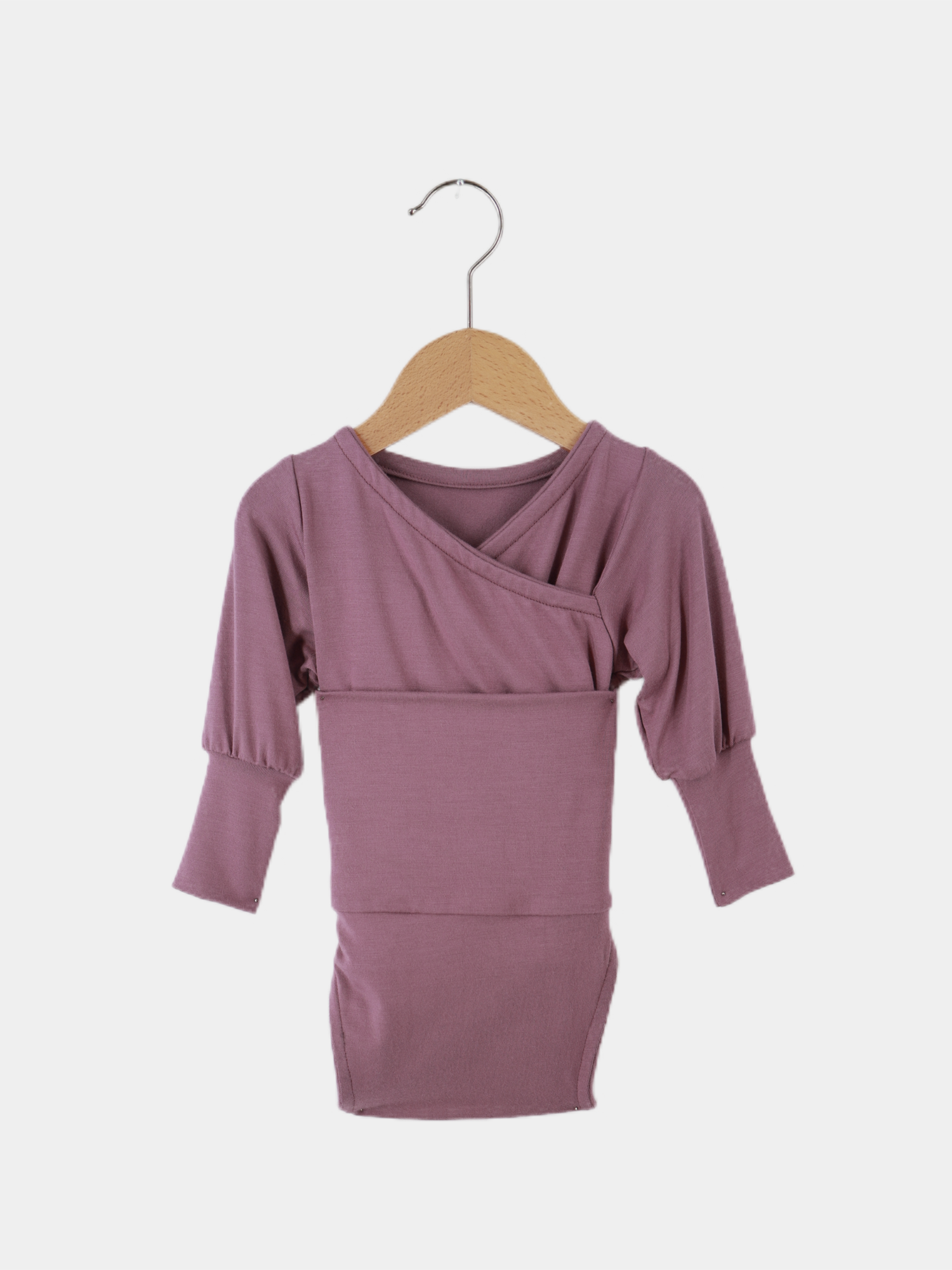 Loopbody Tencel - mitwachsender Babybody - Beere in einem weichen, atmungsaktiven Design auf einem Kleiderbügel, ideal für Stoffwindeln, schützt Babys Rumpf und erleichtert An- und Ausziehen.