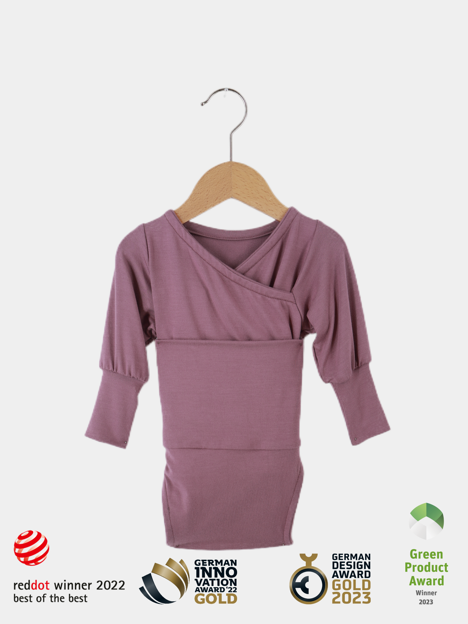 Loopbody Tencel - mitwachsender Babybody - Beere, atmungsaktiv und weich, auf einem Kleiderbügel präsentiert. Der besondere Wickelstil erleichtert das Anziehen und bietet zusätzlichen Schutz und Komfort für Babys.